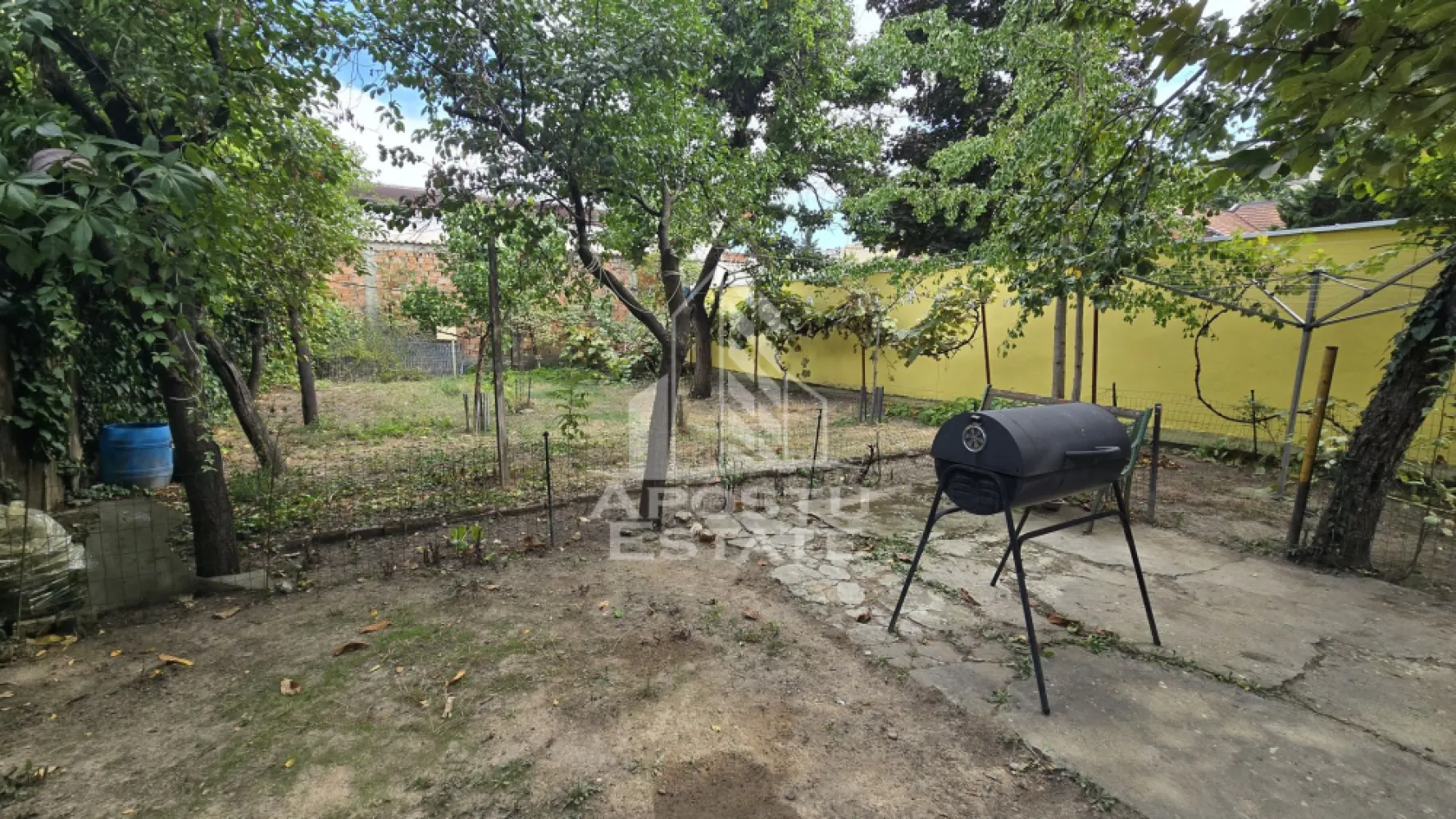 Casa cu 7 camere si 4 bai, centrala proprie, zona Odobescu - Apostu Estate ofera spre vanzare o casa impunatoare cu 7 camere si 4 bai, situata pe un teren de 520 mp, in zona Odobescu, Timișoara, Timis. Proprietatea se afla la doar cateva minute de statii de autobuz, market-uri, parc si la 15 minute de mers pe jos fata de centrul vechi al orasului.

Casa, construita integral din caramida, este foarte bine intretinuta, cu acoperis din tigla si pod mansardabil datorita placii de beton existente. Este racordata la toate utilitatile: curent electric, gaz, apa si canalizare, si beneficiaza de strada asfaltata pentru acces facil.

Suprafata utila a locuintei este de aproximativ 150 mp si este compartimentata eficient in doua corpuri:

Corp 1: hol de acces, living spatios, baie de serviciu, bucatarie mare cu loc de luat masa si debara, camera tehnica cu acces in pod, hol intermediar, baie mare cu cada si geam pentru aerisire, birou, dormitor si un al doilea living generos.

Corp 2: parter cu dormitor si baie proprie, etaj cu dormitor spatios si baie proprie. Subsolul include un beci generos, ideal pentru depozitare.

Gradina ofera spatiu pentru relaxare si socializare, completata de un foisor, iar proprietatea beneficiaza si de acces din spate.

Confortul termic este asigurat de centrala proprie pe gaz, iar compartimentarea inteligenta permite multiple configuratii pentru locuit sau birou.

Aceasta casa reprezinta alegerea ideala pentru o familie care isi doreste confort, spatiu generos, liniste si acces rapid catre centrul orasului, intr-o zona bine conectata si asfaltata.

Agentia imobiliara Apostu Estate va ofera consultanta bancara gratuita prin intermediul colaboratorilor nostri pentru alegerea celui mai potrivit tip de credit, astfel incat tu sa devi noul proprietar al acestui apartament.
