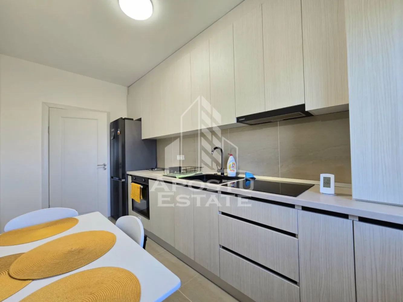 Apartament cu 3 camere, 2 balcoane, zona Calea Urseni, Giroc - Apostu Estate va ofera spre vanzare un apartament nou, modern, cu 3 camere, 2 balcoane si loc de parcare inclus, situat la etajul 3 al unui imobil situat in zona Calea Urseni, Giroc. 

Apartamentul se afla la doar 300 m fata de prima statie de autobuz si 800 m fata de Zone 2 si Mega Image Calea Urseni, Timisoara. Doi km si jumatate pana la Continental Automotive Timisoara.

Apartamentul are o suprafata utila de 70 mp, fiind compartimentat astfel: 
-living spatios cu iesire la balcon 
- bucatarie inchisa, cu loc de luat masa 
- dormitor 
- baie cu dus si prevazuta cu geam 
- dormitor matrimonial cu iesire la balcon 

Apartamentul se vinde mobilat si utilat complet, fiind gata de mutare.
Beneficiaza de un loc de parcare inscris in cartea funciara. 
Incalzirea se realizeaza prin intermediul centralei proprii, incalzire in pardoseala.

Agentia imobiliara Apostu Estate va ofera consultanta bancara gratuita prin intermediul colaboratorilor nostri pentru alegerea celui mai potrivit tip de credit, astfel incat tu sa devi noul proprietar al acestui apartament.

Disponibil imediat! 
Va asteptam cu drag la o vizionare chiar astazi!