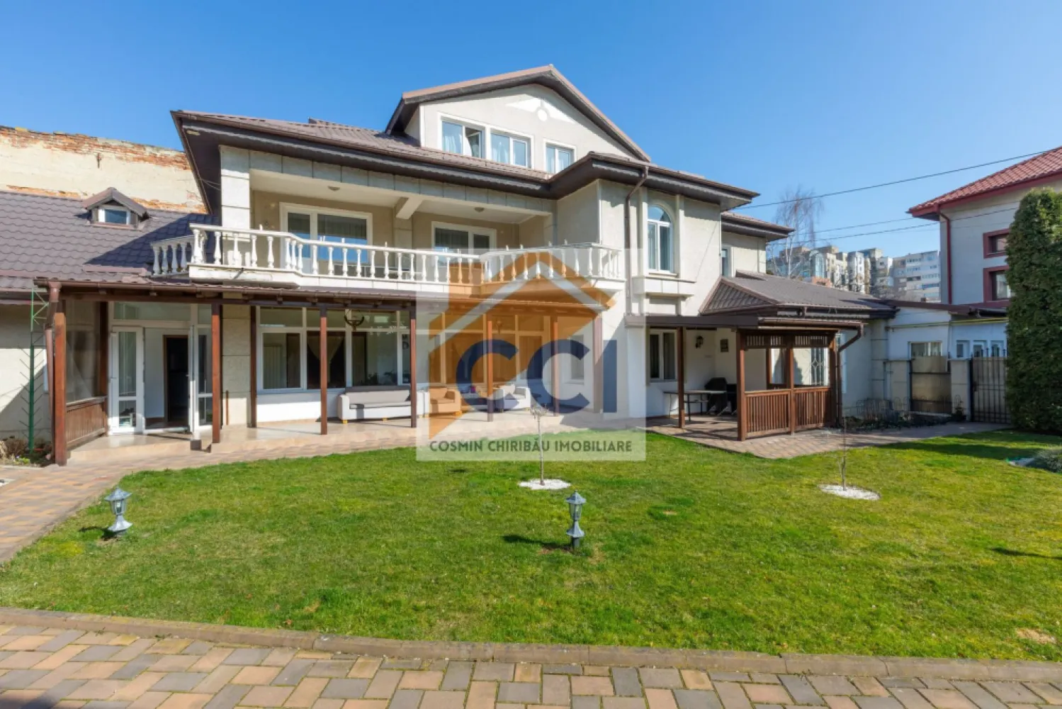 Proprietate exclusivistă ultracentrală -eleganță, spațiu și rafinament - Se ofera spre vanzare Proprietate exclusivistă ultracentrală — eleganță, spațiu și rafinament!
Disponibilă spre vânzare sau închiriere, această proprietate remarcabilă este situată într-una dintre cele mai prestigioase zone ale municipiului Bacău — strada Nicolae Titulescu — oferind acces rapid către centrul orașului, instituții, zone comerciale și puncte de interes major.

Amplasată pe un teren generos de aproximativ 400 mp, vila impresionează prin arhitectură solidă, volumetrie elegantă și compartimentare ideală pentru o reședință de familie sau sediu reprezentativ. Regimul de înălțime P+1+M oferă spații ample, luminoase și perfect funcționale.

Interiorul este compus din:
* living spectaculos, ideal pentru recepții sau momente de relaxare
* 5 dormitoare spațioase
* bucătărie complet mobilată și utilată
* 2 birouri — perfecte pentru activități executive sau profesii liberale
* sală de fitness proprie
* dressing generos
* 3 băi elegante
* terasă și dependințe

Construită din cărămidă în anul 1998 și complet modernizată în 2018, proprietatea beneficiază de finisaje de calitate, izolație exterioară, centrală termică proprie, tâmplărie PVC și se predă complet mobilată și utilată, gata pentru utilizare imediată.

Această reședință reprezintă alegerea ideală pentru cei care apreciază confortul, discreția și poziționarea premium în inima orașului.

Preț închiriere: 2.500 €/lună (negociabil)

 Vizionarea se realizează exclusiv pe bază de programare prealabilă.