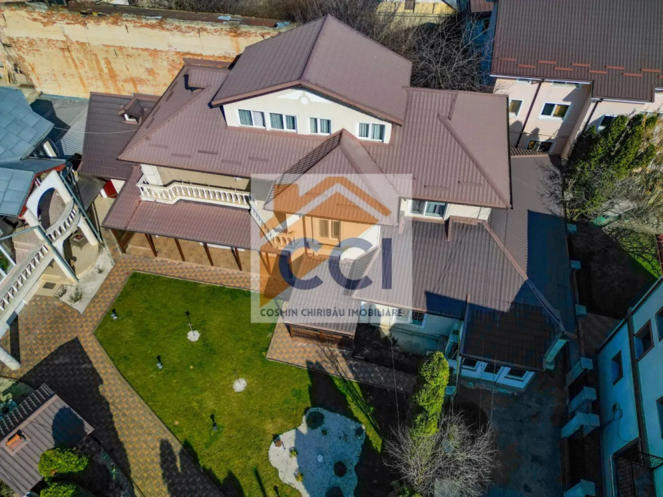 Proprietate exclusivistă ultracentrală -eleganță, spațiu și rafinament - Se ofera spre vanzare Proprietate exclusivistă ultracentrală — eleganță, spațiu și rafinament!
Disponibilă spre vânzare sau închiriere, această proprietate remarcabilă este situată într-una dintre cele mai prestigioase zone ale municipiului Bacău — strada Nicolae Titulescu — oferind acces rapid către centrul orașului, instituții, zone comerciale și puncte de interes major.

Amplasată pe un teren generos de aproximativ 400 mp, vila impresionează prin arhitectură solidă, volumetrie elegantă și compartimentare ideală pentru o reședință de familie sau sediu reprezentativ. Regimul de înălțime P+1+M oferă spații ample, luminoase și perfect funcționale.

Interiorul este compus din:
* living spectaculos, ideal pentru recepții sau momente de relaxare
* 5 dormitoare spațioase
* bucătărie complet mobilată și utilată
* 2 birouri — perfecte pentru activități executive sau profesii liberale
* sală de fitness proprie
* dressing generos
* 3 băi elegante
* terasă și dependințe

Construită din cărămidă în anul 1998 și complet modernizată în 2018, proprietatea beneficiază de finisaje de calitate, izolație exterioară, centrală termică proprie, tâmplărie PVC și se predă complet mobilată și utilată, gata pentru utilizare imediată.

Această reședință reprezintă alegerea ideală pentru cei care apreciază confortul, discreția și poziționarea premium în inima orașului.

Preț închiriere: 2.500 €/lună (negociabil)

 Vizionarea se realizează exclusiv pe bază de programare prealabilă.