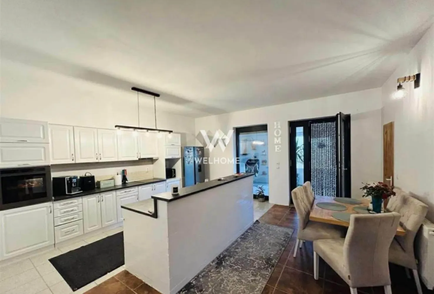 Casă pe un nivel în zonă accesibilă și liniștită + hala in Sura Mare - Oferim spre vanzare o casa pe un nivel situata între Primărie și Grădiniță, această proprietate se află într-o zonă linistita, cu acces rapid către centrul Sibiului și stații de autobuz în apropiere. Ideală pentru cei care caută confort, lumină naturală și facilități moderne. Detalii proprietate: • Teren generos: 701 mp • Curte liberă: 340 mp • Loc lateral pentru 2 mașini • Casă pe un singur nivel cu pod pe întreaga suprafață Compartimentare: • 2 băi • Bucătărie cu insulă • Zonă de dining separată • Cămară practică • Terasă spațioasă de 30 mp • 3 dormitoare luminoase și încăperi generoase Dotări și facilități: • Panouri solare 5 kWh cu baterie • Geamuri cu 5 foi de sticlă, antifonice și securizate • Rulouri electrice • Instalație electrică modernă • Centrală termică • Se vinde complet mobilată și utilată Proprietatea include și o hală perfectă pentru depozitare sau activități proprii. 💰 Preț: 240.000 € Telefon: 0756 094 405 }}