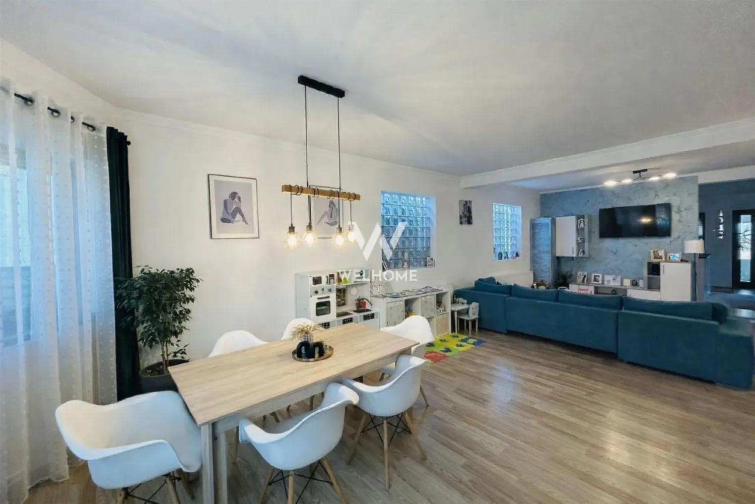 Casă pe un nivel în zonă accesibilă și liniștită + hala in Sura Mare - Oferim spre vanzare o casa pe un nivel situata între Primărie și Grădiniță, această proprietate se află într-o zonă linistita, cu acces rapid către centrul Sibiului și stații de autobuz în apropiere. Ideală pentru cei care caută confort, lumină naturală și facilități moderne. Detalii proprietate: • Teren generos: 701 mp • Curte liberă: 340 mp • Loc lateral pentru 2 mașini • Casă pe un singur nivel cu pod pe întreaga suprafață Compartimentare: • 2 băi • Bucătărie cu insulă • Zonă de dining separată • Cămară practică • Terasă spațioasă de 30 mp • 3 dormitoare luminoase și încăperi generoase Dotări și facilități: • Panouri solare 5 kWh cu baterie • Geamuri cu 5 foi de sticlă, antifonice și securizate • Rulouri electrice • Instalație electrică modernă • Centrală termică • Se vinde complet mobilată și utilată Proprietatea include și o hală perfectă pentru depozitare sau activități proprii. 💰 Preț: 240.000 € Telefon: 0756 094 405 }}