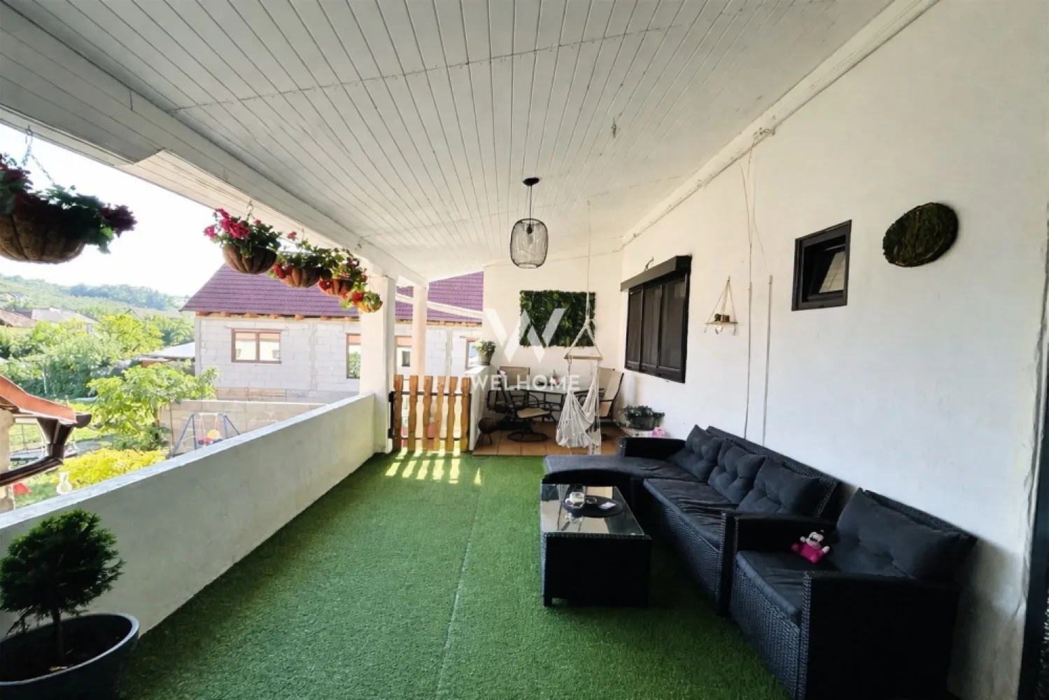 Casă pe un nivel în zonă accesibilă și liniștită + hala in Sura Mare - Oferim spre vanzare o casa pe un nivel situata între Primărie și Grădiniță, această proprietate se află într-o zonă linistita, cu acces rapid către centrul Sibiului și stații de autobuz în apropiere. Ideală pentru cei care caută confort, lumină naturală și facilități moderne. Detalii proprietate: • Teren generos: 701 mp • Curte liberă: 340 mp • Loc lateral pentru 2 mașini • Casă pe un singur nivel cu pod pe întreaga suprafață Compartimentare: • 2 băi • Bucătărie cu insulă • Zonă de dining separată • Cămară practică • Terasă spațioasă de 30 mp • 3 dormitoare luminoase și încăperi generoase Dotări și facilități: • Panouri solare 5 kWh cu baterie • Geamuri cu 5 foi de sticlă, antifonice și securizate • Rulouri electrice • Instalație electrică modernă • Centrală termică • Se vinde complet mobilată și utilată Proprietatea include și o hală perfectă pentru depozitare sau activități proprii. 💰 Preț: 240.000 € Telefon: 0756 094 405 }}