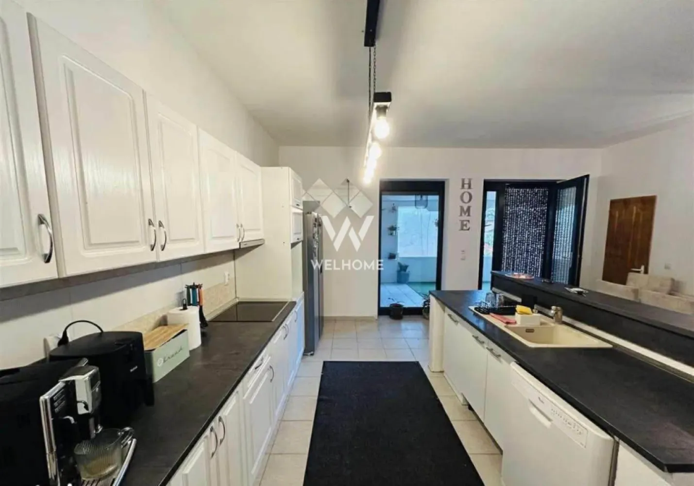 Casă pe un nivel în zonă accesibilă și liniștită + hala in Sura Mare - Oferim spre vanzare o casa pe un nivel situata între Primărie și Grădiniță, această proprietate se află într-o zonă linistita, cu acces rapid către centrul Sibiului și stații de autobuz în apropiere. Ideală pentru cei care caută confort, lumină naturală și facilități moderne. Detalii proprietate: • Teren generos: 701 mp • Curte liberă: 340 mp • Loc lateral pentru 2 mașini • Casă pe un singur nivel cu pod pe întreaga suprafață Compartimentare: • 2 băi • Bucătărie cu insulă • Zonă de dining separată • Cămară practică • Terasă spațioasă de 30 mp • 3 dormitoare luminoase și încăperi generoase Dotări și facilități: • Panouri solare 5 kWh cu baterie • Geamuri cu 5 foi de sticlă, antifonice și securizate • Rulouri electrice • Instalație electrică modernă • Centrală termică • Se vinde complet mobilată și utilată Proprietatea include și o hală perfectă pentru depozitare sau activități proprii. 💰 Preț: 240.000 € Telefon: 0756 094 405 }}