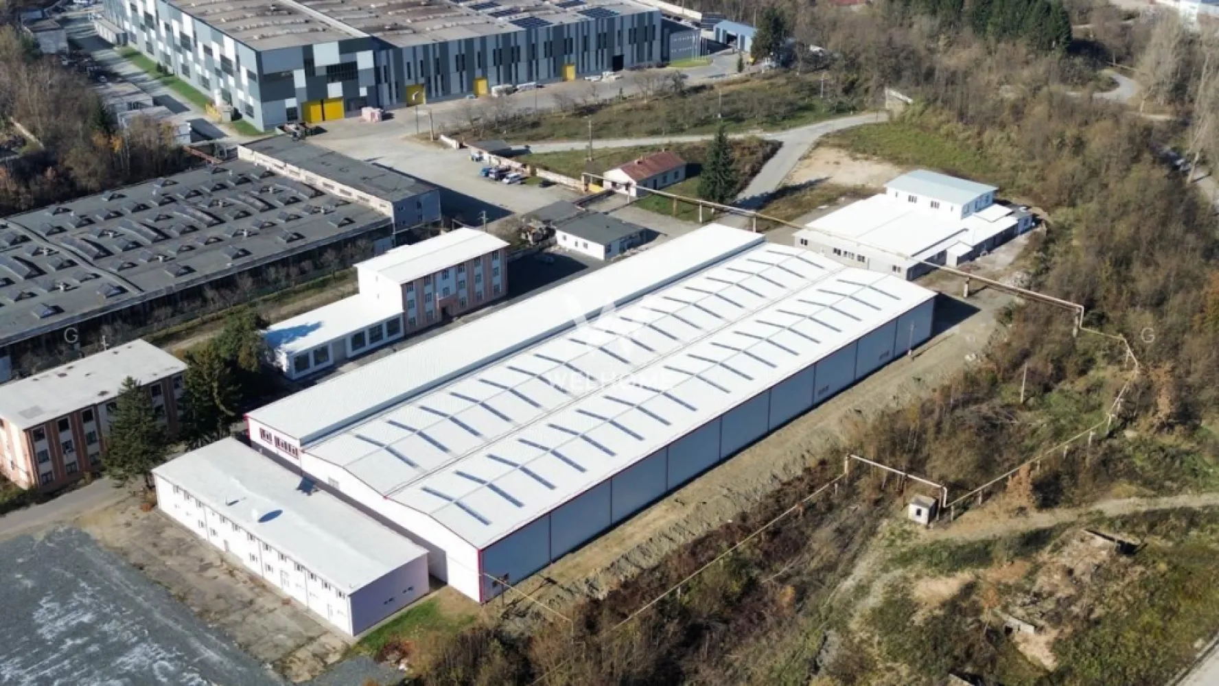 SPATIU INDUSTRIAL, 6857 MP - recent renovat-pod rulant-1000kw - Marsa - Hala industriala - modernizata in 2024 -situata in parcul industrial din sat Marșa, oras Avrig, jud. Sibiu -cu acces din DJ 105 G. - Acces Spatii - drum betonat - Auto, Auto marfa, Tir, Pietonal - Spatiul este pretabil pentru activitati de Productie, Logistica, Depozitare sau Distributie. Specificatii tehnice - cladire clasa B: -hala in cadre imbracate cu panou si sandwich de 10cm si 8cm - suprafata totala 6857 mp, inclusiv birouri si grupuri sanitare - stalpi si grinzi de beton, grid 11,4 x 17,3 m - pardoseala beton - capacitate 6 tone/mp - inaltime utila hala - 7.7 m - hala cu trei poduri rulante: 2 buc x 12,5 tone inaltime pana la carlig 5,51 m 1 buc x 5 tone inaltime pana la carlig 4,96 m - doua macarale la sol cu brat rotativ de 2 tone - înălțime utila pod rulant: 5.52 m - porți industriale 4.47 m/ 5.84 m - usi industriale automatizate de tip drive-in - iluminat industrial tip LED - alimentare electrica, contoare separate - alimentare apa industriala - posibilitate legare la reteaua de alimentare cu gaze naturale, reteaua de telefonie si internet. - Pretul de inchiriere afisat este unul informativ pentru un spatiu cu dotari standard si nu include costurile operationale, impozitul pe proprietate si asigurarea cladirii. - Pretul de inchiriere final se stabileste dupa analiza detaliata a tuturor cerintelor chiriasului si functie de nivelul investitiilor necesare in eventuale dotari suplimentare precum si de durata contractuala asumata de catre chirias. }}