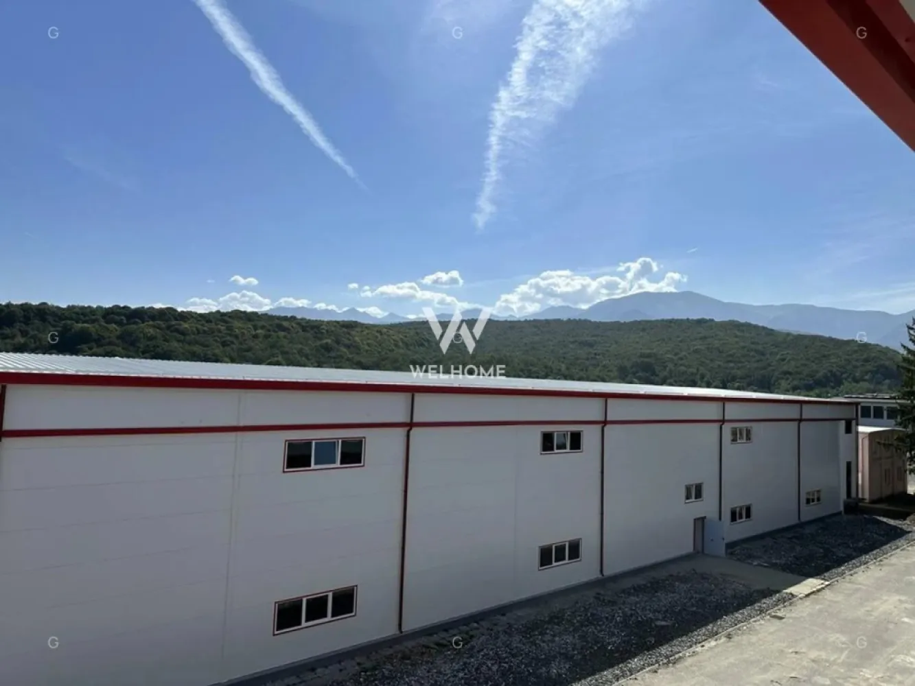 SPATIU INDUSTRIAL, 6857 MP - recent renovat-pod rulant-1000kw - Marsa - Hala industriala - modernizata in 2024 -situata in parcul industrial din sat Marșa, oras Avrig, jud. Sibiu -cu acces din DJ 105 G. - Acces Spatii - drum betonat - Auto, Auto marfa, Tir, Pietonal - Spatiul este pretabil pentru activitati de Productie, Logistica, Depozitare sau Distributie. Specificatii tehnice - cladire clasa B: -hala in cadre imbracate cu panou si sandwich de 10cm si 8cm - suprafata totala 6857 mp, inclusiv birouri si grupuri sanitare - stalpi si grinzi de beton, grid 11,4 x 17,3 m - pardoseala beton - capacitate 6 tone/mp - inaltime utila hala - 7.7 m - hala cu trei poduri rulante: 2 buc x 12,5 tone inaltime pana la carlig 5,51 m 1 buc x 5 tone inaltime pana la carlig 4,96 m - doua macarale la sol cu brat rotativ de 2 tone - înălțime utila pod rulant: 5.52 m - porți industriale 4.47 m/ 5.84 m - usi industriale automatizate de tip drive-in - iluminat industrial tip LED - alimentare electrica, contoare separate - alimentare apa industriala - posibilitate legare la reteaua de alimentare cu gaze naturale, reteaua de telefonie si internet. - Pretul de inchiriere afisat este unul informativ pentru un spatiu cu dotari standard si nu include costurile operationale, impozitul pe proprietate si asigurarea cladirii. - Pretul de inchiriere final se stabileste dupa analiza detaliata a tuturor cerintelor chiriasului si functie de nivelul investitiilor necesare in eventuale dotari suplimentare precum si de durata contractuala asumata de catre chirias. }}