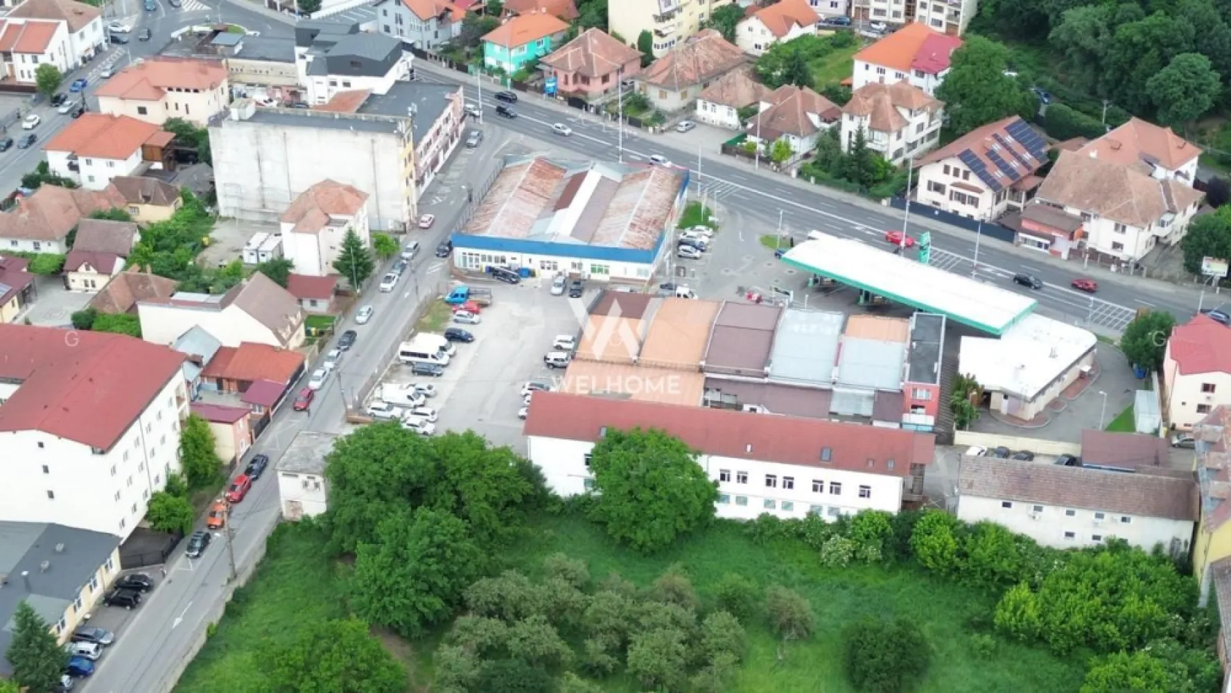 Showroom 300mp Soseaua Alba Iulia cu vitrina mare - DE ÎNCHIRIAT – SPAȚIU COMERCIAL PREMIUM Poziție excelentă | Trafic intens | Vitrină 30 m Îți prezentăm un spațiu comercial premium, situat la parter, pe una dintre cele mai circulate artere din oraș – oferind vizibilitate maximă și expunere ideală pentru orice tip de business. Potrivit atât pentru extindere, relocare, cât și pentru un nou start într-o zonă de top! CARACTERISTICI PRINCIPALE: Spațiu comercial / showroom modern și elegant Parter, acces direct din stradă 🚶‍♂️ Configurație open-space, luminos, ușor de compartimentat Vitrină panoramică – aprox. 30 m Terasă privată cu parcare dedicată – aprox. 30 mp DETALII TEHNICE: Înălțime: 3 m (tavan casetat) / până la 6 m (acoperiș) – posibilitate mezanin Utilități complete: curent, apă, gaz, internet Acces marfă separat, ideal pentru aprovizionare rapidă și logistică eficientă POTENȚIAL DE BUSINESS: Ideal pentru: Showroom-uri – mobilier, design interior, echipamente Servicii – clinică medicală, stomatologie, birouri Retail premium – magazin flagship sau produse de lux. }}