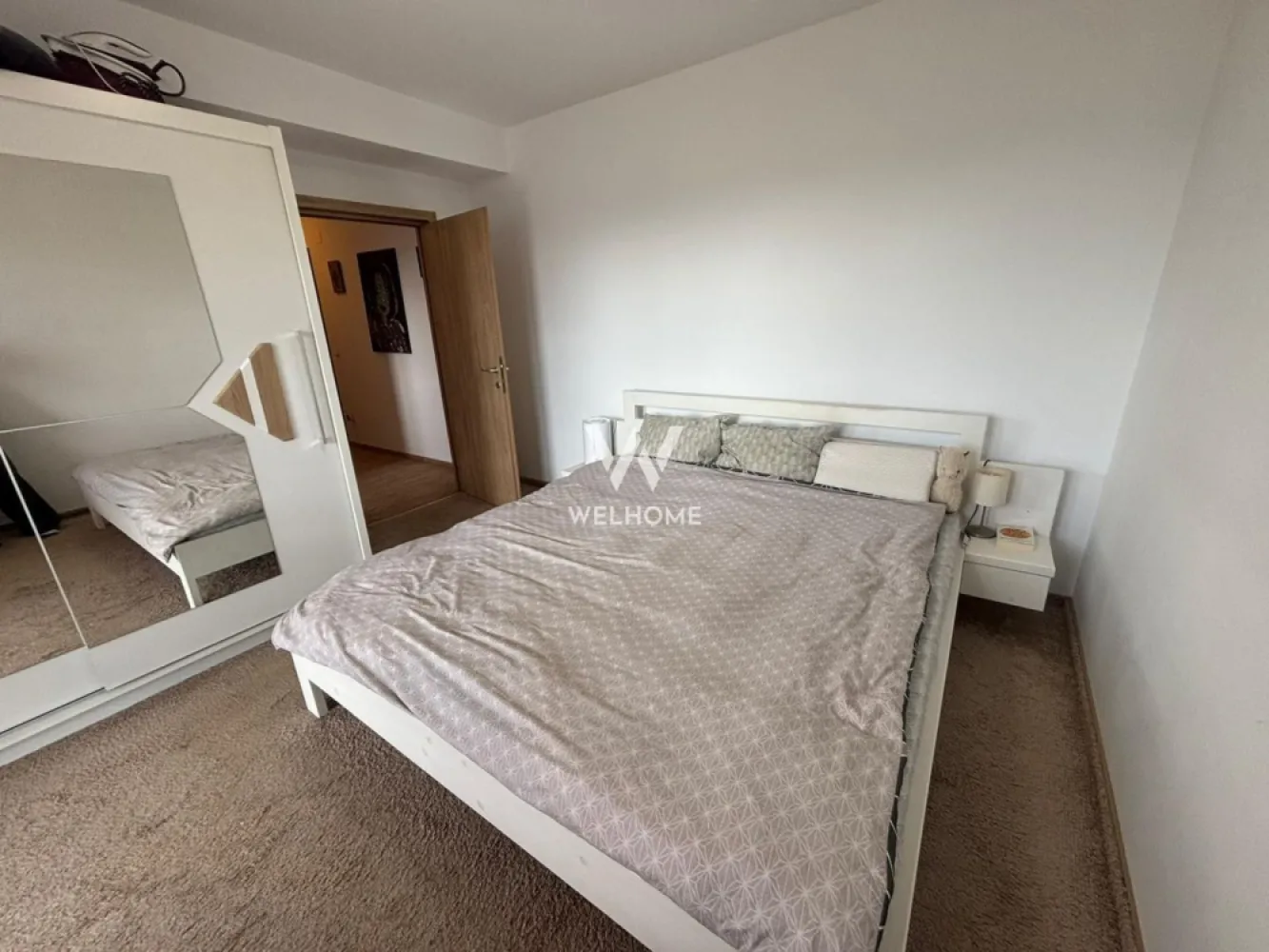 Apartament spațios cu 3 camere, 2 băi și balcoane generoase - Vă propunem spre vânzare un apartament spațios cu 3 camere, luminos și excelent compartimentat, situat într-o zonă liniștită. Suprafata utila este de 105 mp, etajul 2. Locuința dispune de două dormitoare confortabile, un living generos, două băi și o bucătărie open-space cu zonă de dining, elegant delimitată de living printr-un geam securizat glisant, oferind atât intimitate, cât și flexibilitate în utilizare. Un mare avantaj îl reprezintă cele două balcoane generoase, de 8 mp și 12 mp, ideale pentru relaxare sau amenajare ca spațiu verde urban. Apartamentul beneficiază de loc de parcare inclus, este complet mobilat și utilat și necesită doar mici renovări, fiind ideal pentru personalizare după gustul viitorului proprietar. O alegere excelentă atât pentru locuință proprie, cât și pentru investiție. Pret: 169 000 euro negociabil Telefon: 0756 094 405 }}