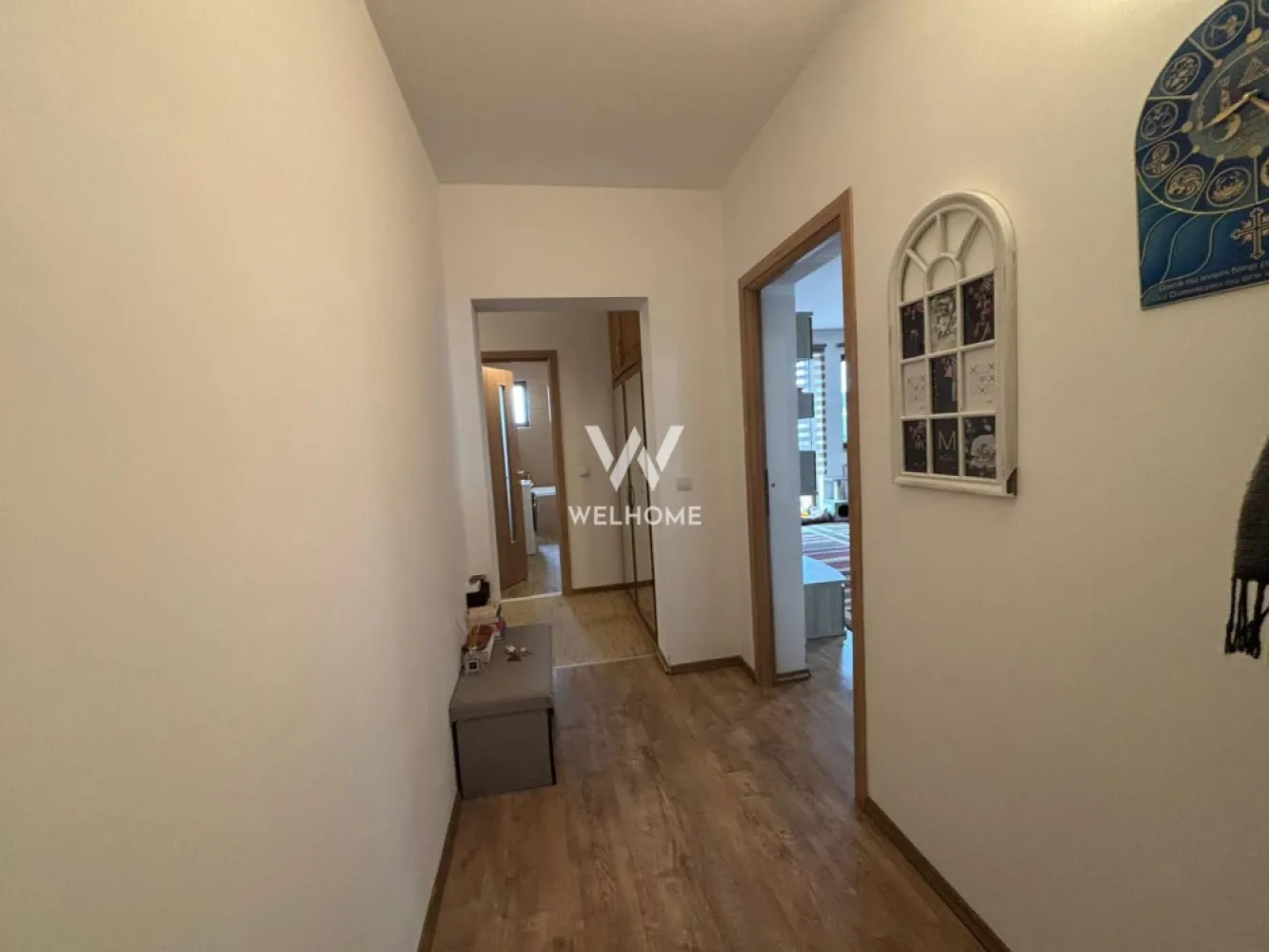 Apartament spațios cu 3 camere, 2 băi și balcoane generoase - Vă propunem spre vânzare un apartament spațios cu 3 camere, luminos și excelent compartimentat, situat într-o zonă liniștită. Suprafata utila este de 105 mp, etajul 2. Locuința dispune de două dormitoare confortabile, un living generos, două băi și o bucătărie open-space cu zonă de dining, elegant delimitată de living printr-un geam securizat glisant, oferind atât intimitate, cât și flexibilitate în utilizare. Un mare avantaj îl reprezintă cele două balcoane generoase, de 8 mp și 12 mp, ideale pentru relaxare sau amenajare ca spațiu verde urban. Apartamentul beneficiază de loc de parcare inclus, este complet mobilat și utilat și necesită doar mici renovări, fiind ideal pentru personalizare după gustul viitorului proprietar. O alegere excelentă atât pentru locuință proprie, cât și pentru investiție. Pret: 169 000 euro negociabil Telefon: 0756 094 405 }}