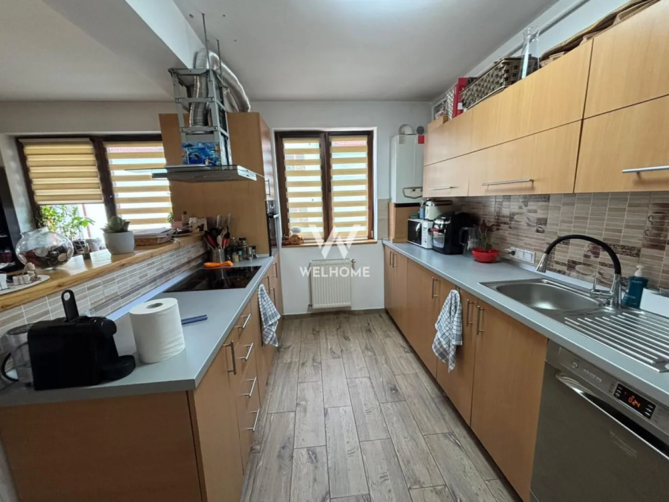 Apartament spațios cu 3 camere, 2 băi și balcoane generoase - Vă propunem spre vânzare un apartament spațios cu 3 camere, luminos și excelent compartimentat, situat într-o zonă liniștită. Suprafata utila este de 105 mp, etajul 2. Locuința dispune de două dormitoare confortabile, un living generos, două băi și o bucătărie open-space cu zonă de dining, elegant delimitată de living printr-un geam securizat glisant, oferind atât intimitate, cât și flexibilitate în utilizare. Un mare avantaj îl reprezintă cele două balcoane generoase, de 8 mp și 12 mp, ideale pentru relaxare sau amenajare ca spațiu verde urban. Apartamentul beneficiază de loc de parcare inclus, este complet mobilat și utilat și necesită doar mici renovări, fiind ideal pentru personalizare după gustul viitorului proprietar. O alegere excelentă atât pentru locuință proprie, cât și pentru investiție. Pret: 169 000 euro negociabil Telefon: 0756 094 405 }}