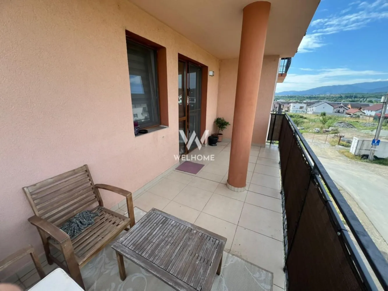 Apartament spațios cu 3 camere, 2 băi și balcoane generoase - Vă propunem spre vânzare un apartament spațios cu 3 camere, luminos și excelent compartimentat, situat într-o zonă liniștită. Suprafata utila este de 105 mp, etajul 2. Locuința dispune de două dormitoare confortabile, un living generos, două băi și o bucătărie open-space cu zonă de dining, elegant delimitată de living printr-un geam securizat glisant, oferind atât intimitate, cât și flexibilitate în utilizare. Un mare avantaj îl reprezintă cele două balcoane generoase, de 8 mp și 12 mp, ideale pentru relaxare sau amenajare ca spațiu verde urban. Apartamentul beneficiază de loc de parcare inclus, este complet mobilat și utilat și necesită doar mici renovări, fiind ideal pentru personalizare după gustul viitorului proprietar. O alegere excelentă atât pentru locuință proprie, cât și pentru investiție. Pret: 169 000 euro negociabil Telefon: 0756 094 405 }}