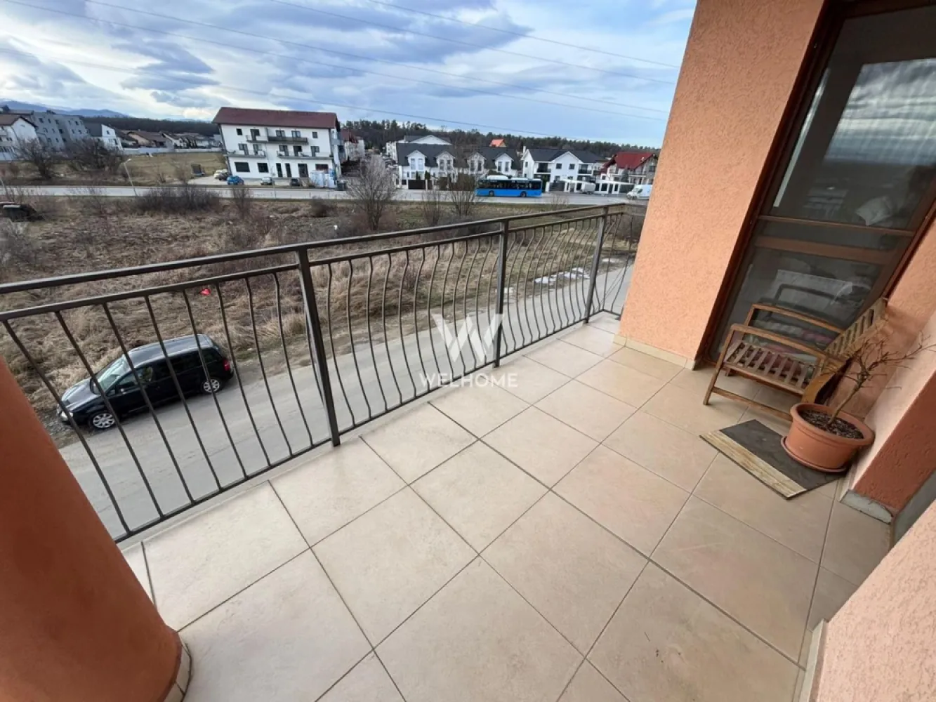 Apartament spațios cu 3 camere, 2 băi și balcoane generoase