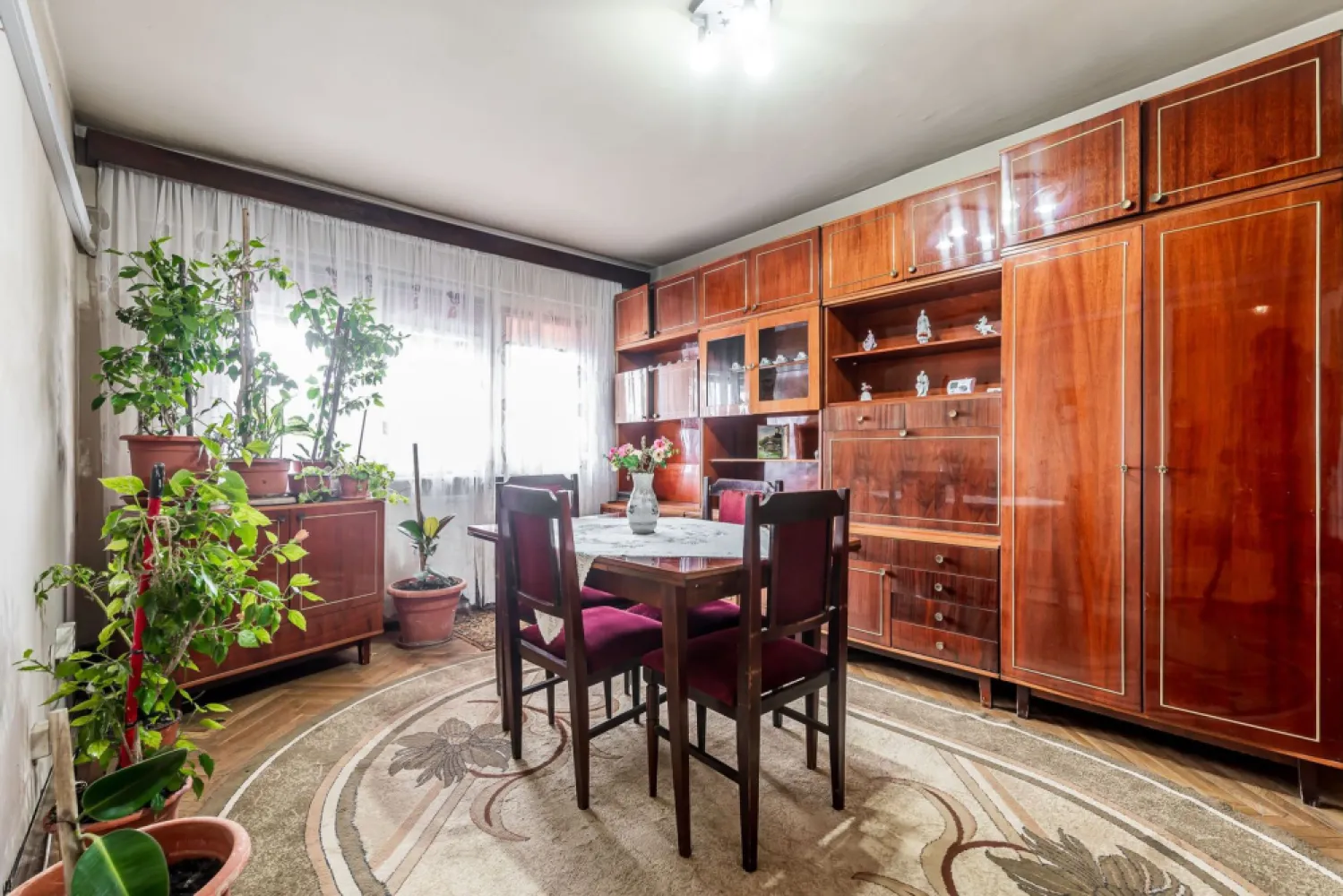 Apartament cu 4 camere decomandat cu vedere panoramica - Comision 0%
Se oferă spre vânzare apartament cu 4 camere, excelent poziționat în Piața Gării, cu vedere pe două părți: spre Gară și spre Atrium Mall.
Imobilul este situat într-un bloc din cărămidă, foarte bine izolat termic, reabilitat și izolat integral la exterior, ceea ce asigură confort și costuri reduse de întreținere.
Apartamentul este complet decomandat, are o compartimentare practică și mult potențial:
sufragerie
bucătărie
3 dormitoare
2 băi
balcon cu vedere panoramică asupra orașului
Este situat la etajul 4, fapt ce oferă lumină naturală pe tot parcursul zilei, iar zgomotul și praful orașului sunt considerabil diminuate față de etajele inferioare.
Dotări:
centrală proprie pe gaz
aer condiționat
Apartamentul necesită renovare, oferind posibilitatea de amenajare după propriul gust, fiind ideal atât pentru locuință de familie, cât și pentru investiție.

📍 Localizare excelentă, cu acces rapid către transport, magazine și puncte de interes
📈 Compartimentare foarte bună și potențial ridicat

📞 Pentru detalii și programarea unei vizionări:
Blaga Flavius – 0754467525 Consultant imobiliar acreditat APAIR (Asociația Profesională a Agenților Imobiliari din România)

Nu dispui de toată suma? Te ajutăm noi gratuit! Îți obținem oferte de la 16 bănci.
Ai o proprietate de vânzare în Arad și vrei să știi cât valorează cu adevărat?

Birou: ACASĂ | Agenție imobiliară Arad
Adresă: Bulevardul Decebal 2, Arad 310133