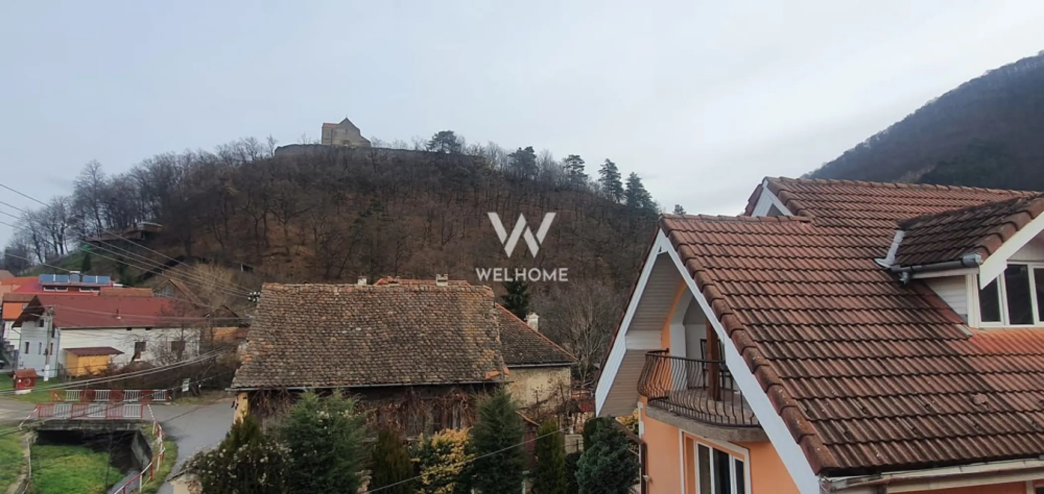 Casa single, spatiu productie/atelier, in Cisnadioara, Sibiu - Casa tip single si spatiu productie/atelier 5 camere, in Cisnadioara la 10 km de Sibiu - Casa are o suprafata de 250 mp, iar atelierul 250 mp, este construita pe un teren de 360 mp in acte (440 mp din masuratori). Compartimentata astfel: Casa: Pivnita, Parter, Etaj. Atelierul: Parter, Etaj. - Casa se preda LA CHEIE atat in interior cat si in exterior, mobilata (mobila si usile este din lemn masiv executata si pictata manual) si utilata cu toate cele necesare: masina de spalat, frigider, aragaz etc. - Utilitati: Curent trifazic, gaz (fiecare corp de cladire are centrala proprie), apa - din fantana/put, canalizare in fosa septica (fiecare cladire are fosa proprie). - Avantaje: Locuinta se afla intr-o zona linistita si verde, langa rau, la doar 10-15 minute distanta de Sibiu, Shopping City Mall, Carrefour, Kaufland. - Zona aerisita, cu vedere catre munte PRET: 230.000 Euro – Comision cumparator 1% Telefon: 0753.277.310 Pentru cele mai noi oferte acceseaza: ofertecase.welhome.ro Adresa: str. Scoala de Inot nr 18, Sibiu Multumim ca ati ales Welhome Imobiliare! }}