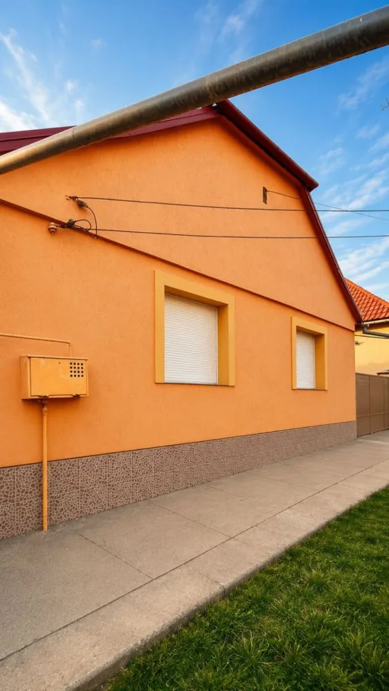 Casă individuală, teren generos de 1.348mp, poziție centrală, Giarmata - Vă propunem spre vânzare o proprietate deosebită, situată în zona centrală a localității Giarmata Mare, amplasată pe un teren generos de 1.348 mp, cu acces de pe două fronturi stradale asfaltate – un avantaj important atât pentru locuire, cât și pentru investiție.

Casa are o suprafață construită de 198 mp și oferă spații generoase, ideale pentru o familie numeroasă sau pentru cei care își doresc confort, curte mare și multiple anexe gospodărești.

Compartimentare:

✅ 4 dormitoare spațioase
✅ Living / sufragerie luminoasă
✅ Bucătărie complet mobilată și utilată
✅ 2 băi
✅ 2 holuri generoase
✅ 2 cămări (spații de depozitare)

Dotări și beneficii:

✔ Acoperiș din țiglă metalică
✔ Izolație termică exterioară
✔ Centrală termică proprie
✔ Aer condiționat
✔ Geamuri și uși termopan
✔ 3 sobe de teracotă funcționale
✔ Toate utilitățile disponibile
✔ Se vinde complet mobilată și utilată

Anexe și exterior:

✔ Bucătărie de vară
✔ Garaj dublu
✔ Magazie / cămară pentru lemne
✔ Foișor pentru relaxare
✔ Curte integral betonată/asfaltată
✔ Grădină generoasă cu pomi fructiferi și spațiu pentru cultivare
✔ Posibilitate de amenajare zonă de agrement, piscină sau extindere

Poziționarea centrală, terenul de dimensiuni mari și accesul de pe două străzi transformă această proprietate într-o oportunitate excelentă atât pentru locuire, cât și pentru dezvoltare ulterioară.

📍 Giarmata Mare – zonă centrală
🏠 Suprafață construită: 198 mp
🌳 Teren: 1.348 mp
🛏️ 4 dormitoare
🛋️ 1 living
🛁 2 băi

📞 Pentru informații suplimentare și programarea unei vizionări:
0711.984.043

Rapigo Imobiliare – Te mutăm în casă fără stres.