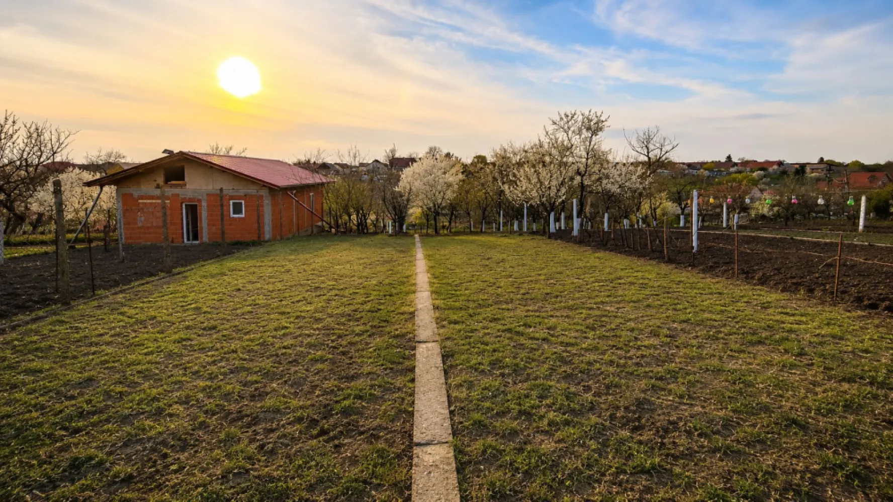 Casă individuală, teren generos de 1.348mp, poziție centrală, Giarmata - Vă propunem spre vânzare o proprietate deosebită, situată în zona centrală a localității Giarmata Mare, amplasată pe un teren generos de 1.348 mp, cu acces de pe două fronturi stradale asfaltate – un avantaj important atât pentru locuire, cât și pentru investiție.

Casa are o suprafață construită de 198 mp și oferă spații generoase, ideale pentru o familie numeroasă sau pentru cei care își doresc confort, curte mare și multiple anexe gospodărești.

Compartimentare:

✅ 4 dormitoare spațioase
✅ Living / sufragerie luminoasă
✅ Bucătărie complet mobilată și utilată
✅ 2 băi
✅ 2 holuri generoase
✅ 2 cămări (spații de depozitare)

Dotări și beneficii:

✔ Acoperiș din țiglă metalică
✔ Izolație termică exterioară
✔ Centrală termică proprie
✔ Aer condiționat
✔ Geamuri și uși termopan
✔ 3 sobe de teracotă funcționale
✔ Toate utilitățile disponibile
✔ Se vinde complet mobilată și utilată

Anexe și exterior:

✔ Bucătărie de vară
✔ Garaj dublu
✔ Magazie / cămară pentru lemne
✔ Foișor pentru relaxare
✔ Curte integral betonată/asfaltată
✔ Grădină generoasă cu pomi fructiferi și spațiu pentru cultivare
✔ Posibilitate de amenajare zonă de agrement, piscină sau extindere

Poziționarea centrală, terenul de dimensiuni mari și accesul de pe două străzi transformă această proprietate într-o oportunitate excelentă atât pentru locuire, cât și pentru dezvoltare ulterioară.

📍 Giarmata Mare – zonă centrală
🏠 Suprafață construită: 198 mp
🌳 Teren: 1.348 mp
🛏️ 4 dormitoare
🛋️ 1 living
🛁 2 băi

📞 Pentru informații suplimentare și programarea unei vizionări:
0711.984.043

Rapigo Imobiliare – Te mutăm în casă fără stres.