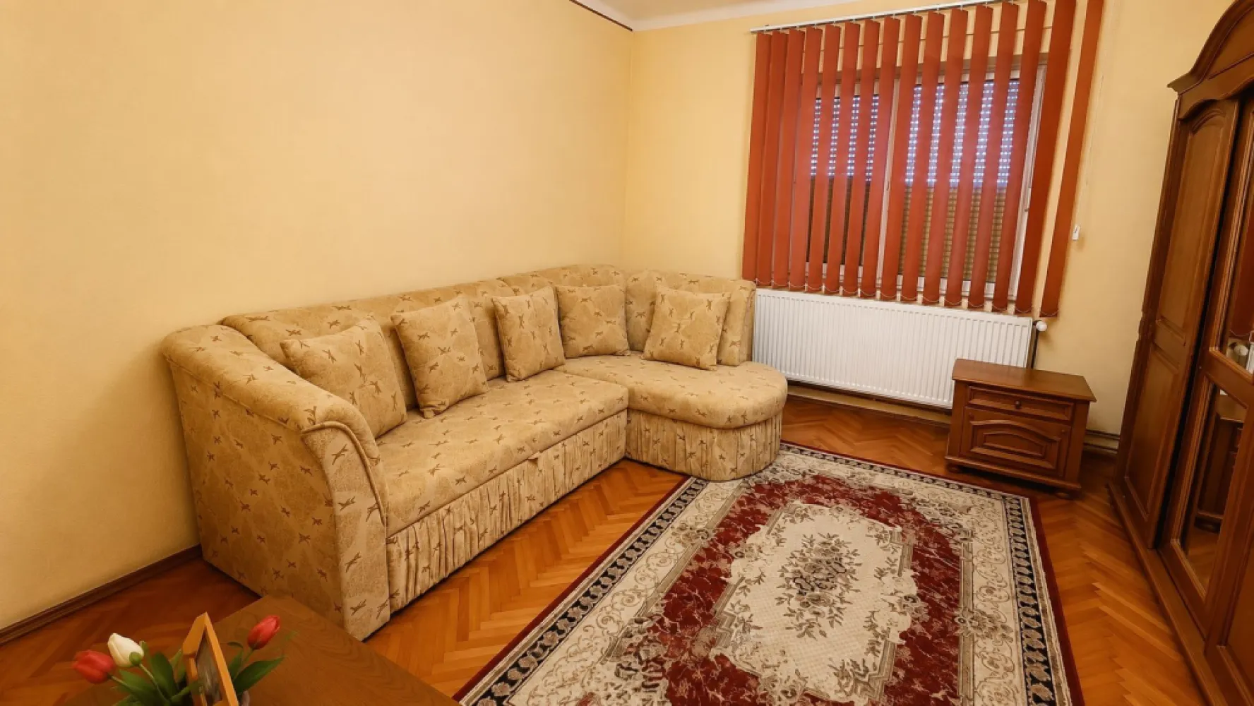 Casă individuală, teren generos de 1.348mp, poziție centrală, Giarmata - Vă propunem spre vânzare o proprietate deosebită, situată în zona centrală a localității Giarmata Mare, amplasată pe un teren generos de 1.348 mp, cu acces de pe două fronturi stradale asfaltate – un avantaj important atât pentru locuire, cât și pentru investiție.

Casa are o suprafață construită de 198 mp și oferă spații generoase, ideale pentru o familie numeroasă sau pentru cei care își doresc confort, curte mare și multiple anexe gospodărești.

Compartimentare:

✅ 4 dormitoare spațioase
✅ Living / sufragerie luminoasă
✅ Bucătărie complet mobilată și utilată
✅ 2 băi
✅ 2 holuri generoase
✅ 2 cămări (spații de depozitare)

Dotări și beneficii:

✔ Acoperiș din țiglă metalică
✔ Izolație termică exterioară
✔ Centrală termică proprie
✔ Aer condiționat
✔ Geamuri și uși termopan
✔ 3 sobe de teracotă funcționale
✔ Toate utilitățile disponibile
✔ Se vinde complet mobilată și utilată

Anexe și exterior:

✔ Bucătărie de vară
✔ Garaj dublu
✔ Magazie / cămară pentru lemne
✔ Foișor pentru relaxare
✔ Curte integral betonată/asfaltată
✔ Grădină generoasă cu pomi fructiferi și spațiu pentru cultivare
✔ Posibilitate de amenajare zonă de agrement, piscină sau extindere

Poziționarea centrală, terenul de dimensiuni mari și accesul de pe două străzi transformă această proprietate într-o oportunitate excelentă atât pentru locuire, cât și pentru dezvoltare ulterioară.

📍 Giarmata Mare – zonă centrală
🏠 Suprafață construită: 198 mp
🌳 Teren: 1.348 mp
🛏️ 4 dormitoare
🛋️ 1 living
🛁 2 băi

📞 Pentru informații suplimentare și programarea unei vizionări:
0711.984.043

Rapigo Imobiliare – Te mutăm în casă fără stres.