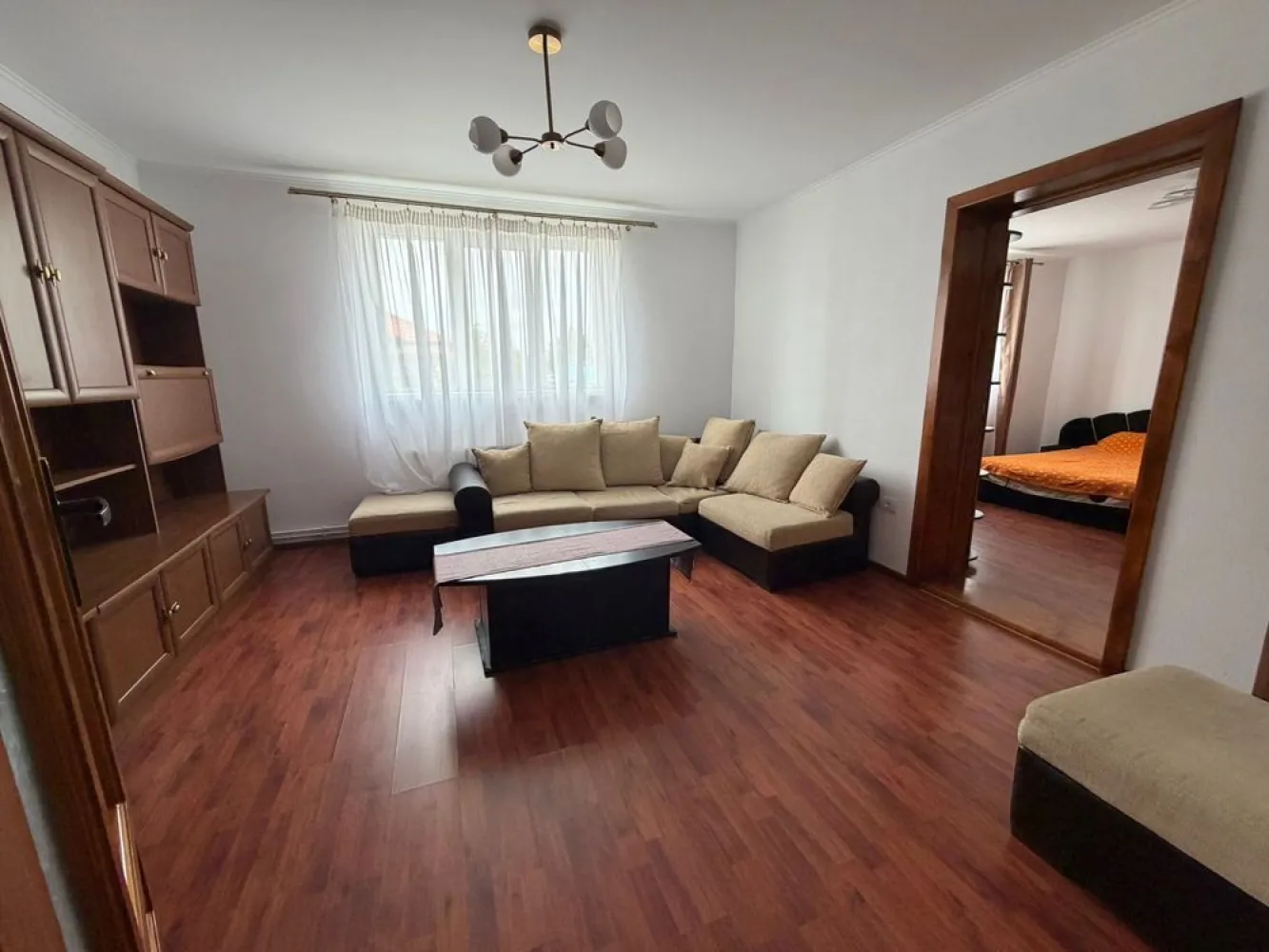 Închiriez casă individuală spațioasă 5 camere ( 200mp ) compusă din 2 apartamente cu intrare separată - Închiriez casă individuală spațioasă 5 camere ( 200mp ) compusă din 2 apartamente cu intrare separată dotate cu toate utilitățile ( curent , gaz , apă ) cu 2 centrale proprii pe gaz, 2 frigidere , 2 mașini de spălat, 2 aragaze , televizoare , etc. 
Prima intrare ( apartamentul 1 ) este compusă din: 3 camere, 1 baie , 1 bucatarie mare, 2 holuri spațioase , beci, 2 camere tehnice. 
A doua intrare ( apartamentul 2 ) este compusă din 2 camere , hol, 2 bai și o bucătărie. 
Apartamentele dispun de contoare separate pentru gaz, curent și apă! 

Dotării exterioare: Curte, terasă , grătar, camere de supraveghere.
Locația se află în Moșnița Nouă ( zonă liniștită ) , aproape de bulevardul principal ,drum asfaltat, locuri de parcare.

Preț total casă: 1000€ (apartament 1+2)

Se poate închiria și separat (doar unul din apartamente )

Se poate viziona oricând.
