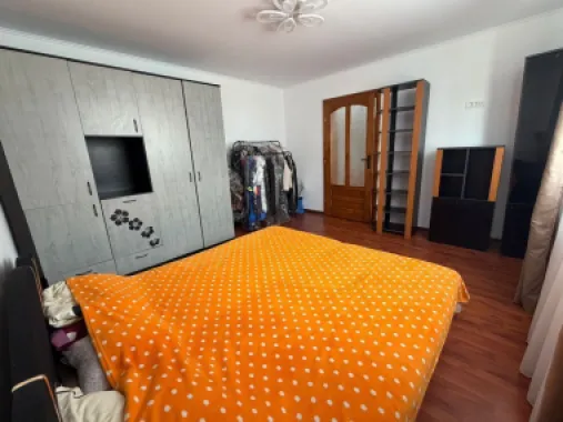 Închiriez casă individuală spațioasă 5 camere ( 200mp ) compusă din 2 apartamente cu intrare separată