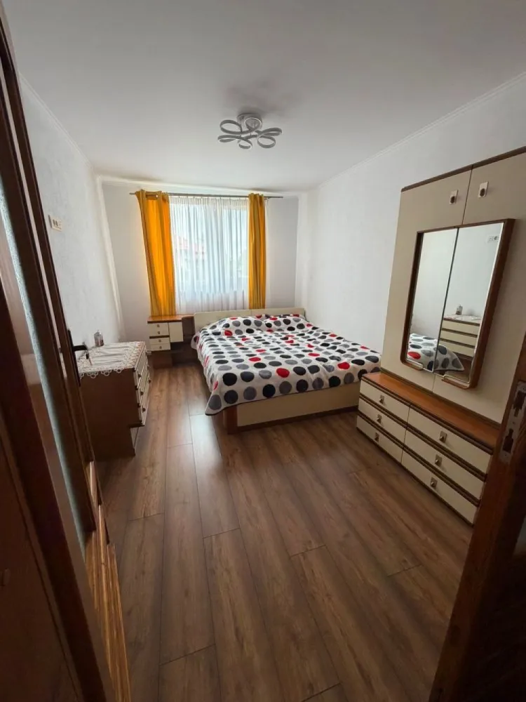 Închiriez casă individuală spațioasă 5 camere ( 200mp ) compusă din 2 apartamente cu intrare separată - Închiriez casă individuală spațioasă 5 camere ( 200mp ) compusă din 2 apartamente cu intrare separată dotate cu toate utilitățile ( curent , gaz , apă ) cu 2 centrale proprii pe gaz, 2 frigidere , 2 mașini de spălat, 2 aragaze , televizoare , etc. 
Prima intrare ( apartamentul 1 ) este compusă din: 3 camere, 1 baie , 1 bucatarie mare, 2 holuri spațioase , beci, 2 camere tehnice. 
A doua intrare ( apartamentul 2 ) este compusă din 2 camere , hol, 2 bai și o bucătărie. 
Apartamentele dispun de contoare separate pentru gaz, curent și apă! 

Dotării exterioare: Curte, terasă , grătar, camere de supraveghere.
Locația se află în Moșnița Nouă ( zonă liniștită ) , aproape de bulevardul principal ,drum asfaltat, locuri de parcare.

Preț total casă: 1000€ (apartament 1+2)

Se poate închiria și separat (doar unul din apartamente )

Se poate viziona oricând.