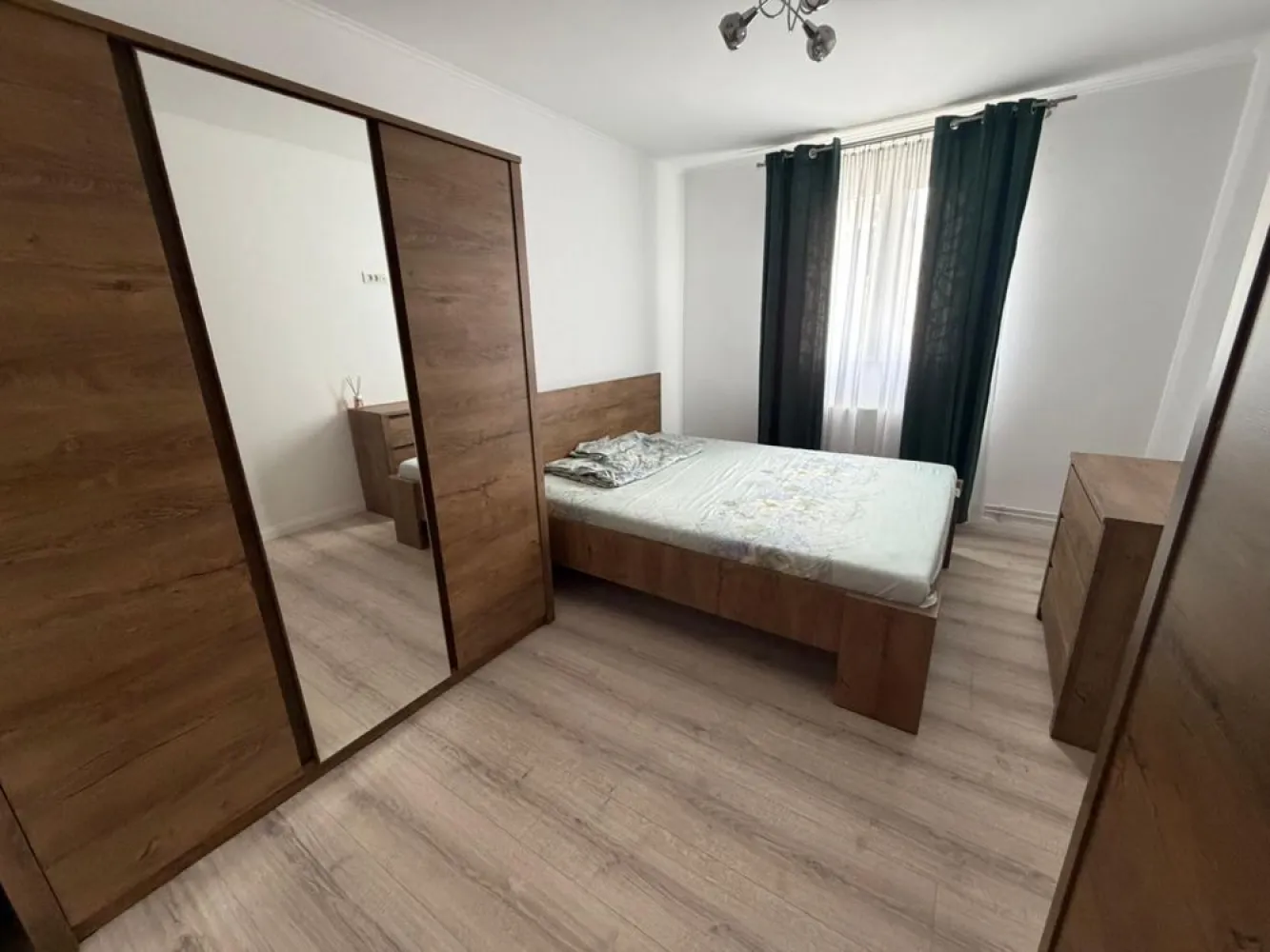 Închiriez casă individuală spațioasă 5 camere ( 200mp ) compusă din 2 apartamente cu intrare separată - Închiriez casă individuală spațioasă 5 camere ( 200mp ) compusă din 2 apartamente cu intrare separată dotate cu toate utilitățile ( curent , gaz , apă ) cu 2 centrale proprii pe gaz, 2 frigidere , 2 mașini de spălat, 2 aragaze , televizoare , etc. 
Prima intrare ( apartamentul 1 ) este compusă din: 3 camere, 1 baie , 1 bucatarie mare, 2 holuri spațioase , beci, 2 camere tehnice. 
A doua intrare ( apartamentul 2 ) este compusă din 2 camere , hol, 2 bai și o bucătărie. 
Apartamentele dispun de contoare separate pentru gaz, curent și apă! 

Dotării exterioare: Curte, terasă , grătar, camere de supraveghere.
Locația se află în Moșnița Nouă ( zonă liniștită ) , aproape de bulevardul principal ,drum asfaltat, locuri de parcare.

Preț total casă: 1000€ (apartament 1+2)

Se poate închiria și separat (doar unul din apartamente )

Se poate viziona oricând.