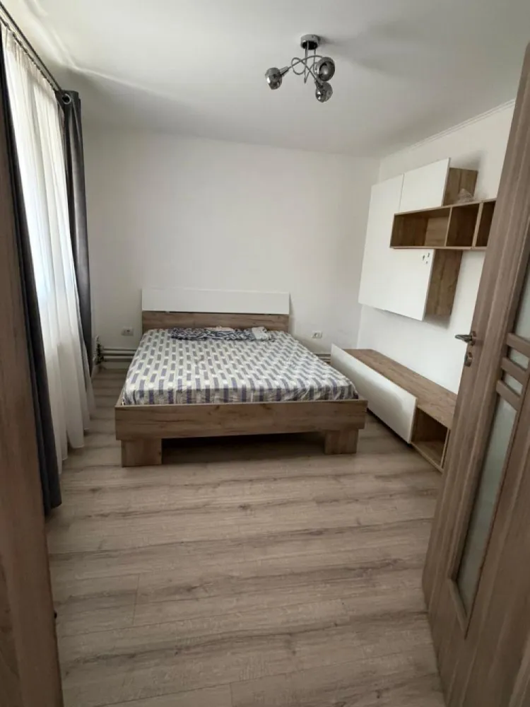 Închiriez casă individuală spațioasă 5 camere ( 200mp ) compusă din 2 apartamente cu intrare separată - Închiriez casă individuală spațioasă 5 camere ( 200mp ) compusă din 2 apartamente cu intrare separată dotate cu toate utilitățile ( curent , gaz , apă ) cu 2 centrale proprii pe gaz, 2 frigidere , 2 mașini de spălat, 2 aragaze , televizoare , etc. 
Prima intrare ( apartamentul 1 ) este compusă din: 3 camere, 1 baie , 1 bucatarie mare, 2 holuri spațioase , beci, 2 camere tehnice. 
A doua intrare ( apartamentul 2 ) este compusă din 2 camere , hol, 2 bai și o bucătărie. 
Apartamentele dispun de contoare separate pentru gaz, curent și apă! 

Dotării exterioare: Curte, terasă , grătar, camere de supraveghere.
Locația se află în Moșnița Nouă ( zonă liniștită ) , aproape de bulevardul principal ,drum asfaltat, locuri de parcare.

Preț total casă: 1000€ (apartament 1+2)

Se poate închiria și separat (doar unul din apartamente )

Se poate viziona oricând.