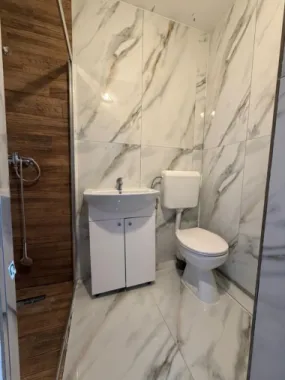 Închiriez casă individuală spațioasă 5 camere ( 200mp ) compusă din 2 apartamente cu intrare separată