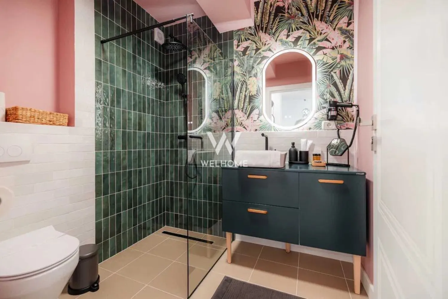 Apartament complet utilat cu grădină, parcare - Se oferă spre închiriere apartament modern, situat în ansamblul rezidențial The Lake Home, complet mobilat și utilat, pregătit pentru mutare imediată. Apartamentul este amplasat la parter și beneficiază de grădină proprie de 18 mp, ideală pentru relaxare. Compartimentarea este practică și funcțională: living cu bucătărie open-space, dormitor și baie. Locuința dispune de dotări complete pentru un confort ridicat: aer condiționat, centrală termică proprie, electrocasnice incluse, mașină de spălat, frigider, chicinetă complet echipată, două televizoare Smart, internet și cablu TV, precum și loc de parcare privat. Ansamblul oferă curte interioară și un standard de locuire echivalent cu condiții hoteliere de 4 stele. Se solicită o lună chirie ca garanție. Opțional, se poate asigura serviciu de curățenie săptămânală, cu schimbarea lenjeriei inclusă, contra cost. Pentru persoane juridice, se poate deconta pe bază de factură. Preț : 470euro. Se percepe comision 50% din prețul unei chirii. Tel: 0743030351 }}