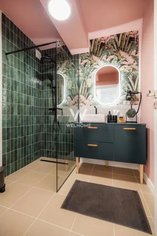 Apartament complet utilat cu grădină, parcare - Se oferă spre închiriere apartament modern, situat în ansamblul rezidențial The Lake Home, complet mobilat și utilat, pregătit pentru mutare imediată. Apartamentul este amplasat la parter și beneficiază de grădină proprie de 18 mp, ideală pentru relaxare. Compartimentarea este practică și funcțională: living cu bucătărie open-space, dormitor și baie. Locuința dispune de dotări complete pentru un confort ridicat: aer condiționat, centrală termică proprie, electrocasnice incluse, mașină de spălat, frigider, chicinetă complet echipată, două televizoare Smart, internet și cablu TV, precum și loc de parcare privat. Ansamblul oferă curte interioară și un standard de locuire echivalent cu condiții hoteliere de 4 stele. Se solicită o lună chirie ca garanție. Opțional, se poate asigura serviciu de curățenie săptămânală, cu schimbarea lenjeriei inclusă, contra cost. Pentru persoane juridice, se poate deconta pe bază de factură. Preț : 470euro. Se percepe comision 50% din prețul unei chirii. Tel: 0743030351 }}