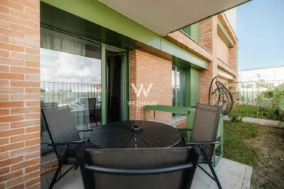 Apartament complet utilat cu grădină, parcare