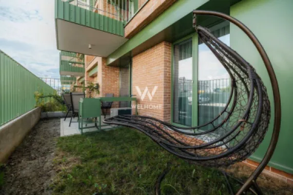 Apartament complet utilat cu grădină, parcare