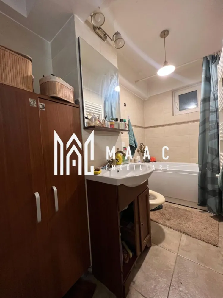 Apartament 2 camere | Ultracentral | Etaj 3 | 2 balcoane - MAAC Imobiliare vă propune spre vânzare un apartament cu 2 camere, situat în zona Ultracentrală a municipiului Râmnicu Vâlcea, în imediata apropiere de Parcul Mircea cel Bătrân, o locație excelentă, cu acces rapid către toate punctele de interes ale orașului. Apartamentul este amplasat la etajul 3 din 4, într-un imobil bine întreținut, și are o suprafață utilă de 54 mp, la care se adaugă două balcoane închise, cu o suprafață totală de 15 mp, ideale pentru spațiu suplimentar de relaxare sau depozitare. În plus, proprietatea beneficiază de o boxă de 5 mp, cadastrată. Locuința este cochetă, bine compartimentată, luminoasă și oferă un confort sporit. Se predă complet mobilată și utilată, fiind ideală atât pentru locuit, cât și ca investiție, gata pentru mutare imediată. Puncte forte: * zonă ultracentrală * vecinătate Parcul Mircea cel Bătrân * etaj intermediar * 2 balcoane închise * boxă cadastrată * se vinde mobilat și utilat Pentru mai multe detalii sau programarea unei vizionări, MAAC Imobiliare vă stă cu drag la dispoziție. ID: CP2911623 }}