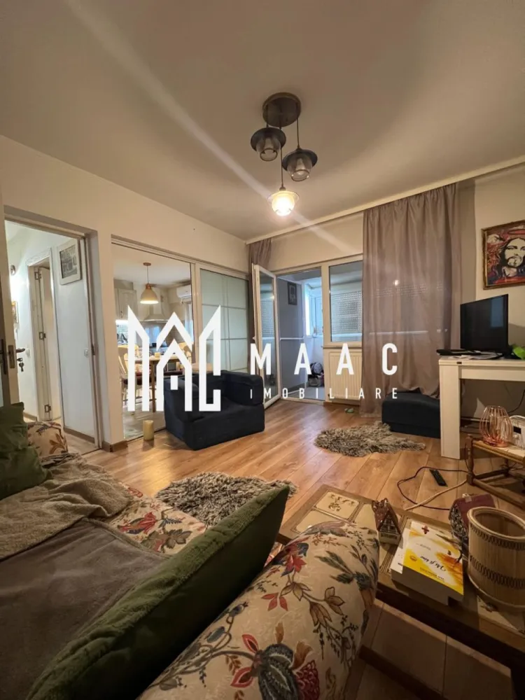 Apartament 2 camere | Ultracentral | Etaj 3 | 2 balcoane - MAAC Imobiliare vă propune spre vânzare un apartament cu 2 camere, situat în zona Ultracentrală a municipiului Râmnicu Vâlcea, în imediata apropiere de Parcul Mircea cel Bătrân, o locație excelentă, cu acces rapid către toate punctele de interes ale orașului. Apartamentul este amplasat la etajul 3 din 4, într-un imobil bine întreținut, și are o suprafață utilă de 54 mp, la care se adaugă două balcoane închise, cu o suprafață totală de 15 mp, ideale pentru spațiu suplimentar de relaxare sau depozitare. În plus, proprietatea beneficiază de o boxă de 5 mp, cadastrată. Locuința este cochetă, bine compartimentată, luminoasă și oferă un confort sporit. Se predă complet mobilată și utilată, fiind ideală atât pentru locuit, cât și ca investiție, gata pentru mutare imediată. Puncte forte: * zonă ultracentrală * vecinătate Parcul Mircea cel Bătrân * etaj intermediar * 2 balcoane închise * boxă cadastrată * se vinde mobilat și utilat Pentru mai multe detalii sau programarea unei vizionări, MAAC Imobiliare vă stă cu drag la dispoziție. ID: CP2911623 }}