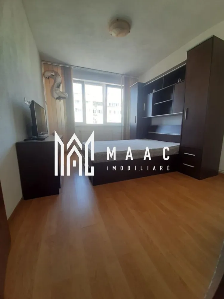 Apartament 3 camere I Decomandat I Zona Mihai Viteazul - Oferim spre vânzare un apartament spațios cu 3 camere, situat in zona Mihai Viteazul, ideal pentru cei care apreciază confortul și accesibilitatea. Detalii apartament: - 3 camere (living + 2 dormitoare) - Bucătărie separată - Baie spațioasă Beneficii: - Locație buna, aproape de magazine, restaurante, școli și transport în comun - Ideal pentru familie sau ca investiție - Apartamentul este inchiriat momentan. Nu ratați ocazia de a deveni proprietar al acestui apartament! Pentru mai multe detalii mentionati telefonic ID: CP2886929 }}