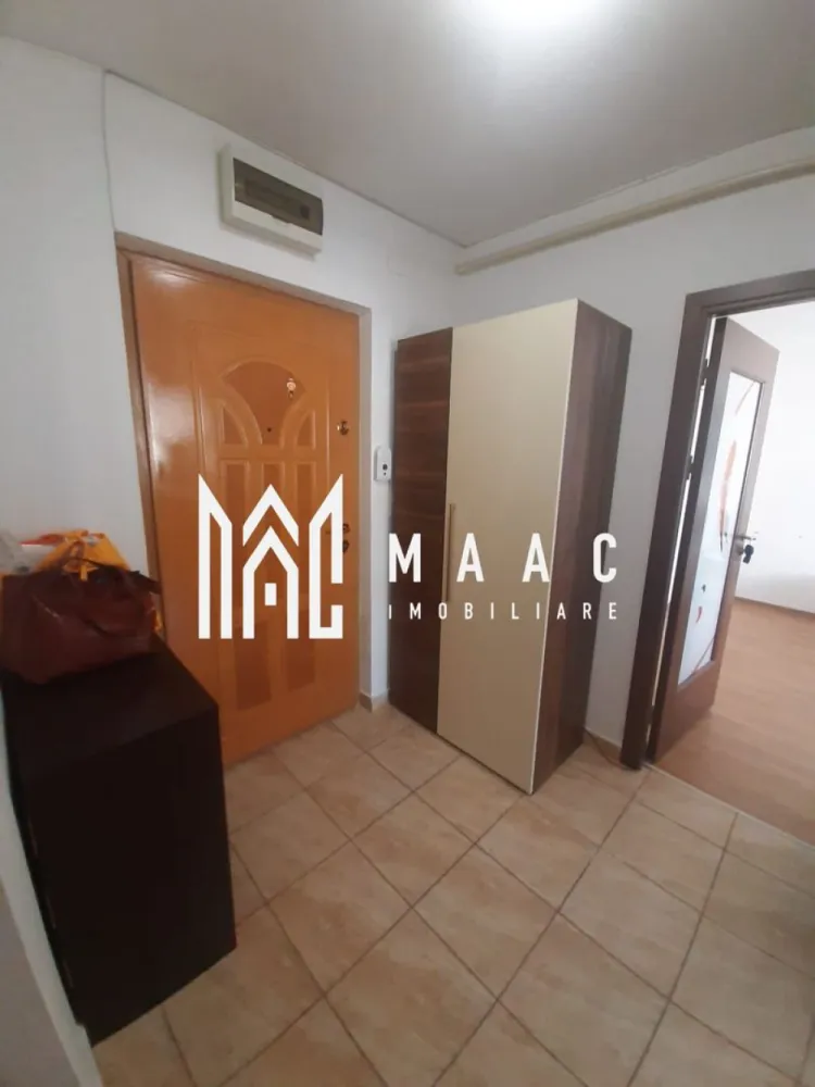 Apartament 3 camere I Decomandat I Zona Mihai Viteazul - Oferim spre vânzare un apartament spațios cu 3 camere, situat in zona Mihai Viteazul, ideal pentru cei care apreciază confortul și accesibilitatea. Detalii apartament: - 3 camere (living + 2 dormitoare) - Bucătărie separată - Baie spațioasă Beneficii: - Locație buna, aproape de magazine, restaurante, școli și transport în comun - Ideal pentru familie sau ca investiție - Apartamentul este inchiriat momentan. Nu ratați ocazia de a deveni proprietar al acestui apartament! Pentru mai multe detalii mentionati telefonic ID: CP2886929 }}