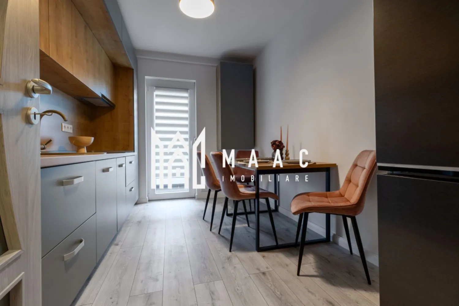 Apartament 2 camere | Decomandat | Modern | Balcon | Parcare - MAAC Imobiliare oferă spre închiriere apartament decomandat, situat într-un imobil finalizat în anul 2024, construit din cărămidă, cu acoperiș și pod. Apartamentul este orientat spre sud-vest, oferind lumină naturală pe tot parcursul zilei. Imobilul este amplasat in zona Cirseica - Calea Cisnadiei (in spate la Mandra - Deventer Residence). Caracteristici: Suprafață utilă: 52 mp Suprafață totală: 57,1 mp Suprafață balcon: 5,1 mp Etaj: 3 Număr camere: 2 Bucătărie: Mobilată și utilată complet Baie: 1, cu geam Balcon: 1 Loc parcare: 1 Dotări și finisaje: Centrală proprie cu încălzire prin pardoseală Cabina de duș Frigider Hota Mașină de spălat rufe Mașină de spălat vase TV Ferestre termopane care se deschid Ușă intrare metalică Uși interioare MDF Pardoseală: gresie, parchet laminat, șapă Pereți: faianță, vopsea lavabilă Utilități și facilități: Apă, canalizare, gaz, curent Internet, CATV, telefon Contorizare separată (apometre, contor electric, contor gaz) Interfon, senzor de fum Loc de joacă pentru copii Rulouri PVC Parcare deschisă Aer conditionat Amplasament: Iluminat stradal Acces facil la mijloace de transport în comun – linia 11 Izolație: Exterioară Disponiblitate din 1 Februarie 2026. Videoclipul de prezentare atașat, este de la un apartament similar. Acest apartament este ideal pentru cei care caută confort și modernitate într-o zonă bine dezvoltată. Pentru mai multe detalii și programări pentru vizionare, vă rugăm să ne contactați la MAAC Imobiliare. Va rugam sa specificati telefonic ID: CP2911740 }}