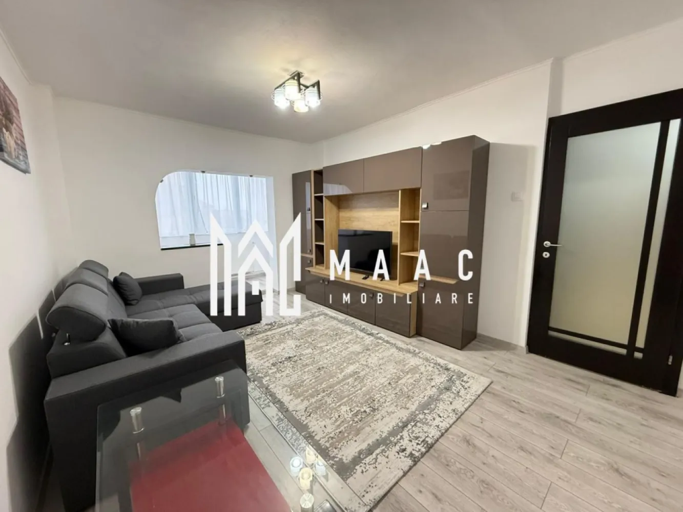 Apartament 3 camere | 2 bai | Decomandat | Etaj 3 | Renovat - MAAC Imobiliare propune atentiei dumneavoastra un apartament cu 3 camere, care este la prima inchiriere dupa renovare, complet mobilat si utilat, pe Mihai Viteazu. Locuinta este situata etajul 3, are suprafata utila de 72mp si este alcatuita din living cu balcon inchis, 2 dormitoare, bucatarie (+camara), baie cu geam, grup sanitar de serviciu, debara, hol. Aferent - spatiu de depozitare in pivnita (propriu) si spatiu de depozitare comun pe casa scarii. De asemenea, casa scarii a fost rezugravita. Toate instalatiile au fost schimbate (termice, electrice, sanitare), iar de asemenea si liftul de care beneficiaza imobilul a fost schimbat. Finisaje si mobilier de calitate buna, ambient placut. Amplasamentul imobilului este avantajos, aflandu-se la 10 minute de mers pe jos de parcul SubArini. Se percepe o chirie in avans si garantie in cuantumul unei chirii lunare. Se inchiriaza pe o perioada de minim 12 luni. Disponibilitate imediata. Pentru mai multe detalii sau pentru a programa o vizionare, va rugam specificati telefonic ID: CP2911757 }}