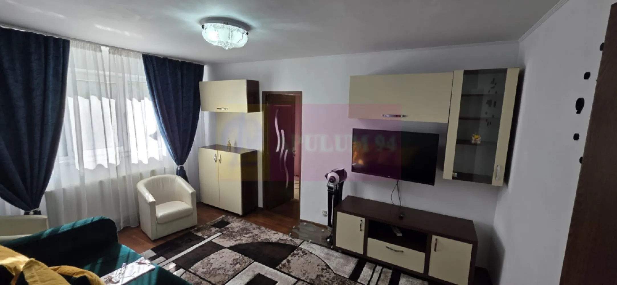 Apartament cu 2 camere, et 1 in Campina - Apartament modern cu 2 camere, complet mobilat și utilat, în Câmpina – gata de mutare!

Agenția Imobiliară MERVANI vă propune spre vânzare un apartament cu 2 camere, situat în municipiul Câmpina, la etajul 1 al unui bloc cu 4 etaje, construit în anul 1978 și termoizolat exterior.

Locuința are o suprafață utilă de 42 mp, la care se adaugă un balcon de 3 mp, fiind compartimentată practic și funcțional:

 hol generos;
 bucătărie;
 living luminos;
 dormitor;
 baie cu cadă;
 balcon.

Apartamentul beneficiază de finisaje moderne și se vinde complet mobilat și utilat, inclusiv cu televizoare, reprezentând o alegere excelentă atât pentru locuire imediată, cât și pentru investiție.

Confortul termic este asigurat de centrala termică proprie pe gaz și calorifere, iar blocul este izolat termic, contribuind la un consum redus de energie și la un confort sporit pe tot parcursul anului.

Datorită amplasării la etajul 1, compartimentării eficiente și faptului că se predă complet echipat, această proprietate este ideală pentru un cuplu, o familie tânără sau pentru cei care caută o investiție sigură pe piața imobiliară din Câmpina.

Pentru informații suplimentare și programarea unei vizionări, vă invităm să contactați Agenția Imobiliară MERVANI la 0729 935 536.