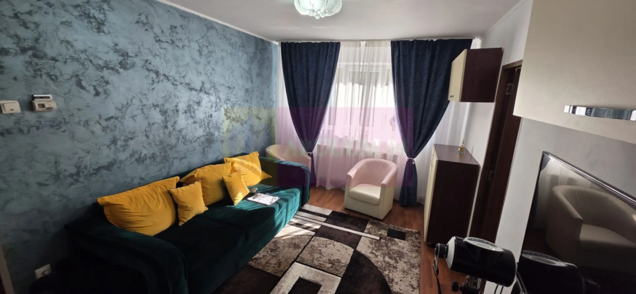 Apartament cu 2 camere, et 1 in Campina - Apartament modern cu 2 camere, complet mobilat și utilat, în Câmpina – gata de mutare!

Agenția Imobiliară MERVANI vă propune spre vânzare un apartament cu 2 camere, situat în municipiul Câmpina, la etajul 1 al unui bloc cu 4 etaje, construit în anul 1978 și termoizolat exterior.

Locuința are o suprafață utilă de 42 mp, la care se adaugă un balcon de 3 mp, fiind compartimentată practic și funcțional:

 hol generos;
 bucătărie;
 living luminos;
 dormitor;
 baie cu cadă;
 balcon.

Apartamentul beneficiază de finisaje moderne și se vinde complet mobilat și utilat, inclusiv cu televizoare, reprezentând o alegere excelentă atât pentru locuire imediată, cât și pentru investiție.

Confortul termic este asigurat de centrala termică proprie pe gaz și calorifere, iar blocul este izolat termic, contribuind la un consum redus de energie și la un confort sporit pe tot parcursul anului.

Datorită amplasării la etajul 1, compartimentării eficiente și faptului că se predă complet echipat, această proprietate este ideală pentru un cuplu, o familie tânără sau pentru cei care caută o investiție sigură pe piața imobiliară din Câmpina.

Pentru informații suplimentare și programarea unei vizionări, vă invităm să contactați Agenția Imobiliară MERVANI la 0729 935 536.