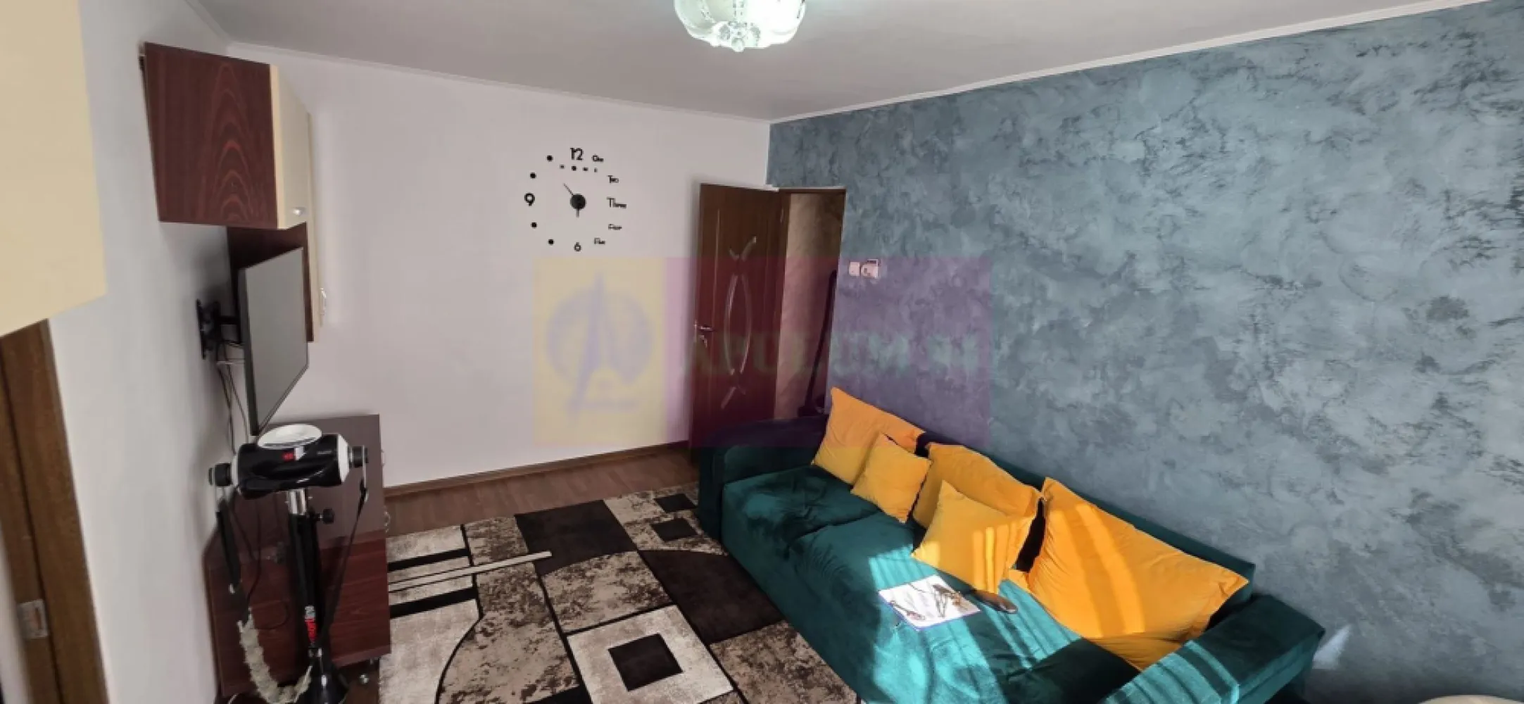 Apartament cu 2 camere, et 1 in Campina - Apartament modern cu 2 camere, complet mobilat și utilat, în Câmpina – gata de mutare!

Agenția Imobiliară MERVANI vă propune spre vânzare un apartament cu 2 camere, situat în municipiul Câmpina, la etajul 1 al unui bloc cu 4 etaje, construit în anul 1978 și termoizolat exterior.

Locuința are o suprafață utilă de 42 mp, la care se adaugă un balcon de 3 mp, fiind compartimentată practic și funcțional:

 hol generos;
 bucătărie;
 living luminos;
 dormitor;
 baie cu cadă;
 balcon.

Apartamentul beneficiază de finisaje moderne și se vinde complet mobilat și utilat, inclusiv cu televizoare, reprezentând o alegere excelentă atât pentru locuire imediată, cât și pentru investiție.

Confortul termic este asigurat de centrala termică proprie pe gaz și calorifere, iar blocul este izolat termic, contribuind la un consum redus de energie și la un confort sporit pe tot parcursul anului.

Datorită amplasării la etajul 1, compartimentării eficiente și faptului că se predă complet echipat, această proprietate este ideală pentru un cuplu, o familie tânără sau pentru cei care caută o investiție sigură pe piața imobiliară din Câmpina.

Pentru informații suplimentare și programarea unei vizionări, vă invităm să contactați Agenția Imobiliară MERVANI la 0729 935 536.