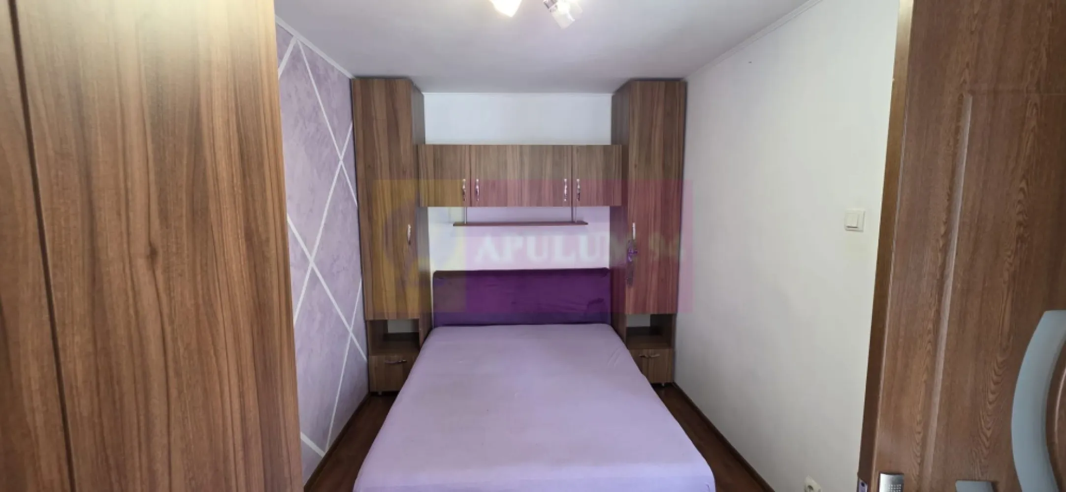 Apartament cu 2 camere, et 1 in Campina - Apartament modern cu 2 camere, complet mobilat și utilat, în Câmpina – gata de mutare!

Agenția Imobiliară MERVANI vă propune spre vânzare un apartament cu 2 camere, situat în municipiul Câmpina, la etajul 1 al unui bloc cu 4 etaje, construit în anul 1978 și termoizolat exterior.

Locuința are o suprafață utilă de 42 mp, la care se adaugă un balcon de 3 mp, fiind compartimentată practic și funcțional:

 hol generos;
 bucătărie;
 living luminos;
 dormitor;
 baie cu cadă;
 balcon.

Apartamentul beneficiază de finisaje moderne și se vinde complet mobilat și utilat, inclusiv cu televizoare, reprezentând o alegere excelentă atât pentru locuire imediată, cât și pentru investiție.

Confortul termic este asigurat de centrala termică proprie pe gaz și calorifere, iar blocul este izolat termic, contribuind la un consum redus de energie și la un confort sporit pe tot parcursul anului.

Datorită amplasării la etajul 1, compartimentării eficiente și faptului că se predă complet echipat, această proprietate este ideală pentru un cuplu, o familie tânără sau pentru cei care caută o investiție sigură pe piața imobiliară din Câmpina.

Pentru informații suplimentare și programarea unei vizionări, vă invităm să contactați Agenția Imobiliară MERVANI la 0729 935 536.