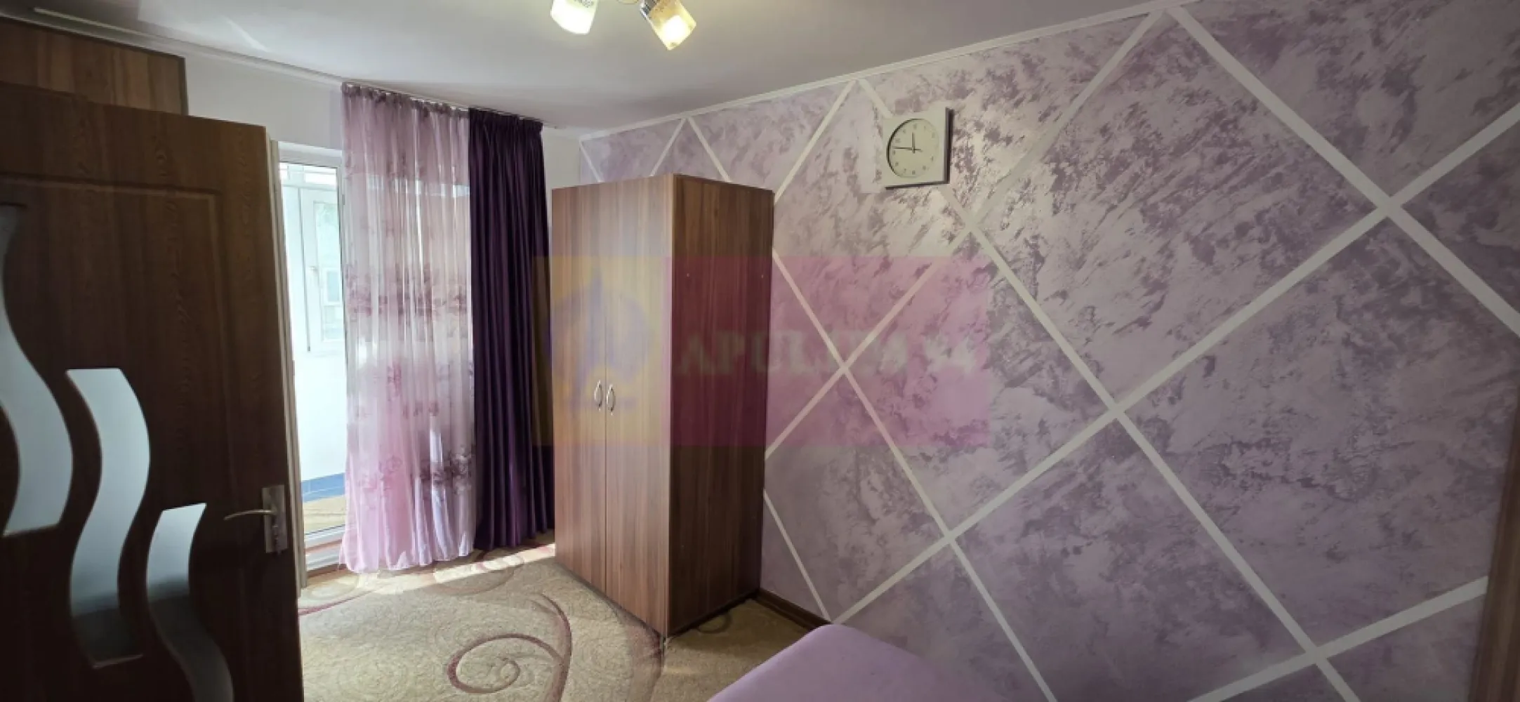 Apartament cu 2 camere, et 1 in Campina - Apartament modern cu 2 camere, complet mobilat și utilat, în Câmpina – gata de mutare!

Agenția Imobiliară MERVANI vă propune spre vânzare un apartament cu 2 camere, situat în municipiul Câmpina, la etajul 1 al unui bloc cu 4 etaje, construit în anul 1978 și termoizolat exterior.

Locuința are o suprafață utilă de 42 mp, la care se adaugă un balcon de 3 mp, fiind compartimentată practic și funcțional:

 hol generos;
 bucătărie;
 living luminos;
 dormitor;
 baie cu cadă;
 balcon.

Apartamentul beneficiază de finisaje moderne și se vinde complet mobilat și utilat, inclusiv cu televizoare, reprezentând o alegere excelentă atât pentru locuire imediată, cât și pentru investiție.

Confortul termic este asigurat de centrala termică proprie pe gaz și calorifere, iar blocul este izolat termic, contribuind la un consum redus de energie și la un confort sporit pe tot parcursul anului.

Datorită amplasării la etajul 1, compartimentării eficiente și faptului că se predă complet echipat, această proprietate este ideală pentru un cuplu, o familie tânără sau pentru cei care caută o investiție sigură pe piața imobiliară din Câmpina.

Pentru informații suplimentare și programarea unei vizionări, vă invităm să contactați Agenția Imobiliară MERVANI la 0729 935 536.