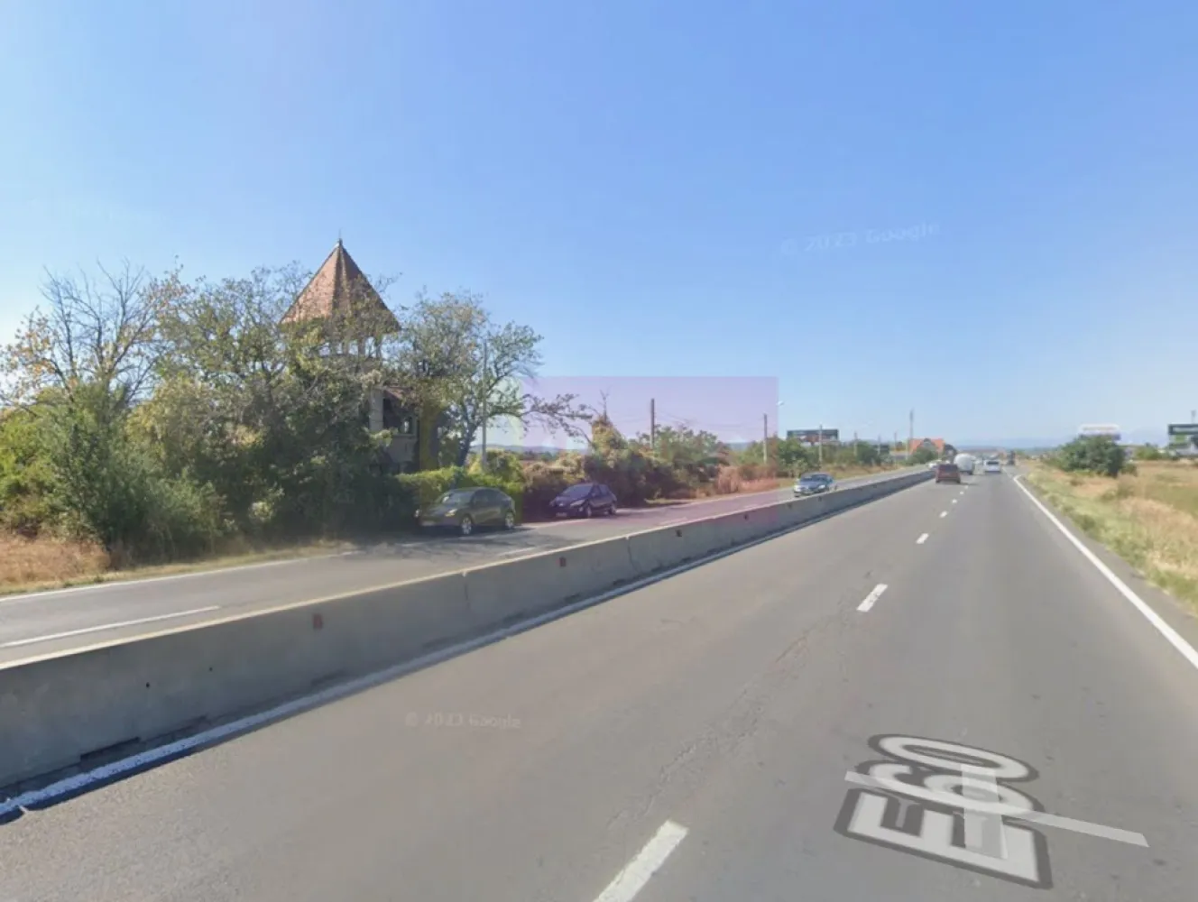 Casa de vanzare (vad comercial) - Agenția Mervani vă propune spre vânzare o vilă situată chiar pe DN1, în zona Hanul Românesc, orașul Băicoi, o proprietate cu vad excelent, ideală atât pentru locuință, cât și pentru investiție sau afacere (pensiune, restaurant, service auto etc.).

Detalii proprietate:

 Teren: 1267 mp, cu deschidere de 26 m la DN1
 An construcție: 1995
 Structură: fundație din beton, pereți din cărămidă
 Acoperiș: șarpantă cu învelitoare din tablă
 Tâmplărie: din lemn
 Suprafață utilă: 52 mp parter + 52 mp etaj = 104 mp utili
 Compartimentare: 6 camere, bucătărie, holuri, 2 grupuri sanitare

Utilități: apă, gaze, curent electric – toate branșamentele sunt disponibile.

Imprejmuita cu gard de beton.

Puncte forte:

 Poziționare excelentă la DN1, cu vizibilitate ridicată
 Vad comercial – oportunitate ideală pentru transformare în spațiu de afaceri
 Teren generos cu multiple posibilități de amenajare

- Locație: Băicoi – DN1, zona Hanul Românesc
- Pentru mai multe detalii și programarea unei vizionări, contactați agenția Mervani