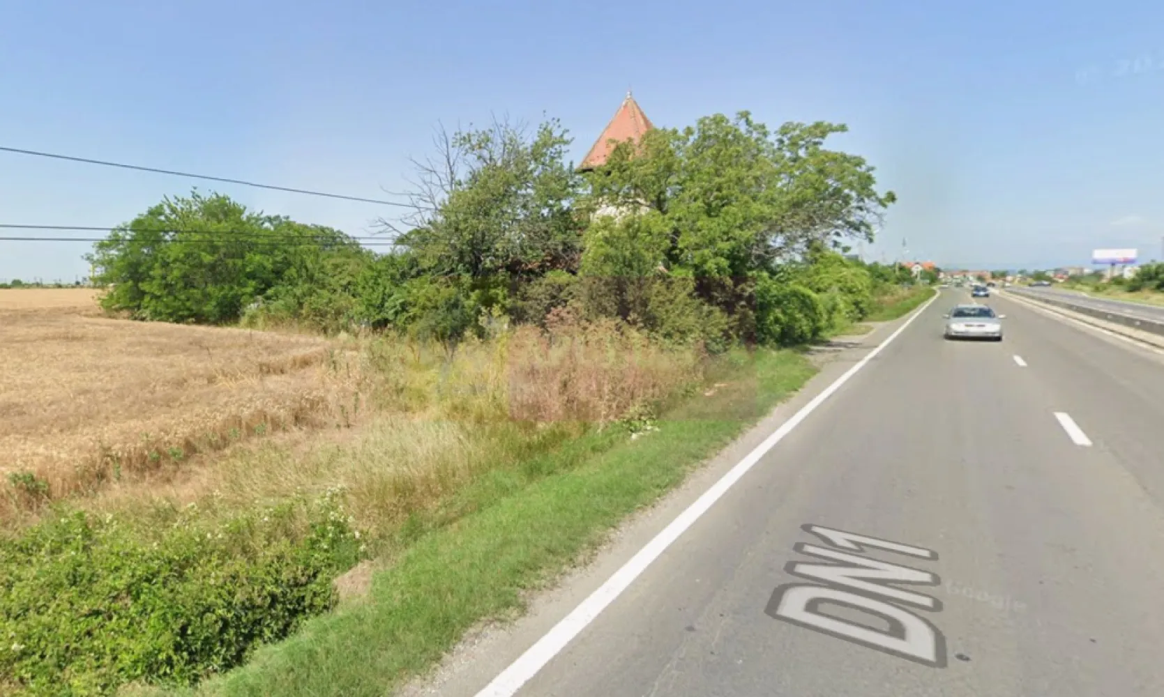 Casa de vanzare (vad comercial) - Agenția Mervani vă propune spre vânzare o vilă situată chiar pe DN1, în zona Hanul Românesc, orașul Băicoi, o proprietate cu vad excelent, ideală atât pentru locuință, cât și pentru investiție sau afacere (pensiune, restaurant, service auto etc.).

Detalii proprietate:

 Teren: 1267 mp, cu deschidere de 26 m la DN1
 An construcție: 1995
 Structură: fundație din beton, pereți din cărămidă
 Acoperiș: șarpantă cu învelitoare din tablă
 Tâmplărie: din lemn
 Suprafață utilă: 52 mp parter + 52 mp etaj = 104 mp utili
 Compartimentare: 6 camere, bucătărie, holuri, 2 grupuri sanitare

Utilități: apă, gaze, curent electric – toate branșamentele sunt disponibile.

Imprejmuita cu gard de beton.

Puncte forte:

 Poziționare excelentă la DN1, cu vizibilitate ridicată
 Vad comercial – oportunitate ideală pentru transformare în spațiu de afaceri
 Teren generos cu multiple posibilități de amenajare

- Locație: Băicoi – DN1, zona Hanul Românesc
- Pentru mai multe detalii și programarea unei vizionări, contactați agenția Mervani