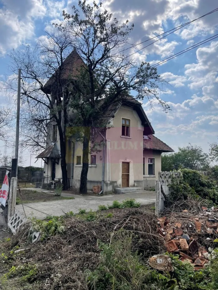 Casa de vanzare (vad comercial) - Agenția Mervani vă propune spre vânzare o vilă situată chiar pe DN1, în zona Hanul Românesc, orașul Băicoi, o proprietate cu vad excelent, ideală atât pentru locuință, cât și pentru investiție sau afacere (pensiune, restaurant, service auto etc.).

Detalii proprietate:

 Teren: 1267 mp, cu deschidere de 26 m la DN1
 An construcție: 1995
 Structură: fundație din beton, pereți din cărămidă
 Acoperiș: șarpantă cu învelitoare din tablă
 Tâmplărie: din lemn
 Suprafață utilă: 52 mp parter + 52 mp etaj = 104 mp utili
 Compartimentare: 6 camere, bucătărie, holuri, 2 grupuri sanitare

Utilități: apă, gaze, curent electric – toate branșamentele sunt disponibile.

Imprejmuita cu gard de beton.

Puncte forte:

 Poziționare excelentă la DN1, cu vizibilitate ridicată
 Vad comercial – oportunitate ideală pentru transformare în spațiu de afaceri
 Teren generos cu multiple posibilități de amenajare

- Locație: Băicoi – DN1, zona Hanul Românesc
- Pentru mai multe detalii și programarea unei vizionări, contactați agenția Mervani