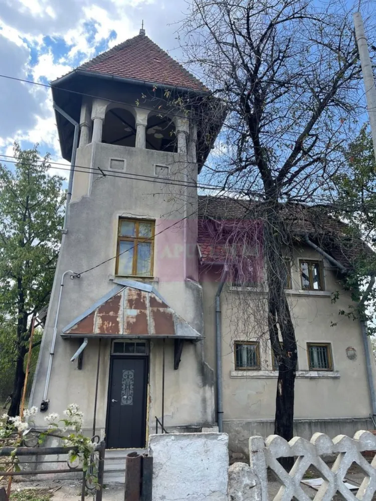 Casa de vanzare (vad comercial) - Agenția Mervani vă propune spre vânzare o vilă situată chiar pe DN1, în zona Hanul Românesc, orașul Băicoi, o proprietate cu vad excelent, ideală atât pentru locuință, cât și pentru investiție sau afacere (pensiune, restaurant, service auto etc.).

Detalii proprietate:

 Teren: 1267 mp, cu deschidere de 26 m la DN1
 An construcție: 1995
 Structură: fundație din beton, pereți din cărămidă
 Acoperiș: șarpantă cu învelitoare din tablă
 Tâmplărie: din lemn
 Suprafață utilă: 52 mp parter + 52 mp etaj = 104 mp utili
 Compartimentare: 6 camere, bucătărie, holuri, 2 grupuri sanitare

Utilități: apă, gaze, curent electric – toate branșamentele sunt disponibile.

Imprejmuita cu gard de beton.

Puncte forte:

 Poziționare excelentă la DN1, cu vizibilitate ridicată
 Vad comercial – oportunitate ideală pentru transformare în spațiu de afaceri
 Teren generos cu multiple posibilități de amenajare

- Locație: Băicoi – DN1, zona Hanul Românesc
- Pentru mai multe detalii și programarea unei vizionări, contactați agenția Mervani