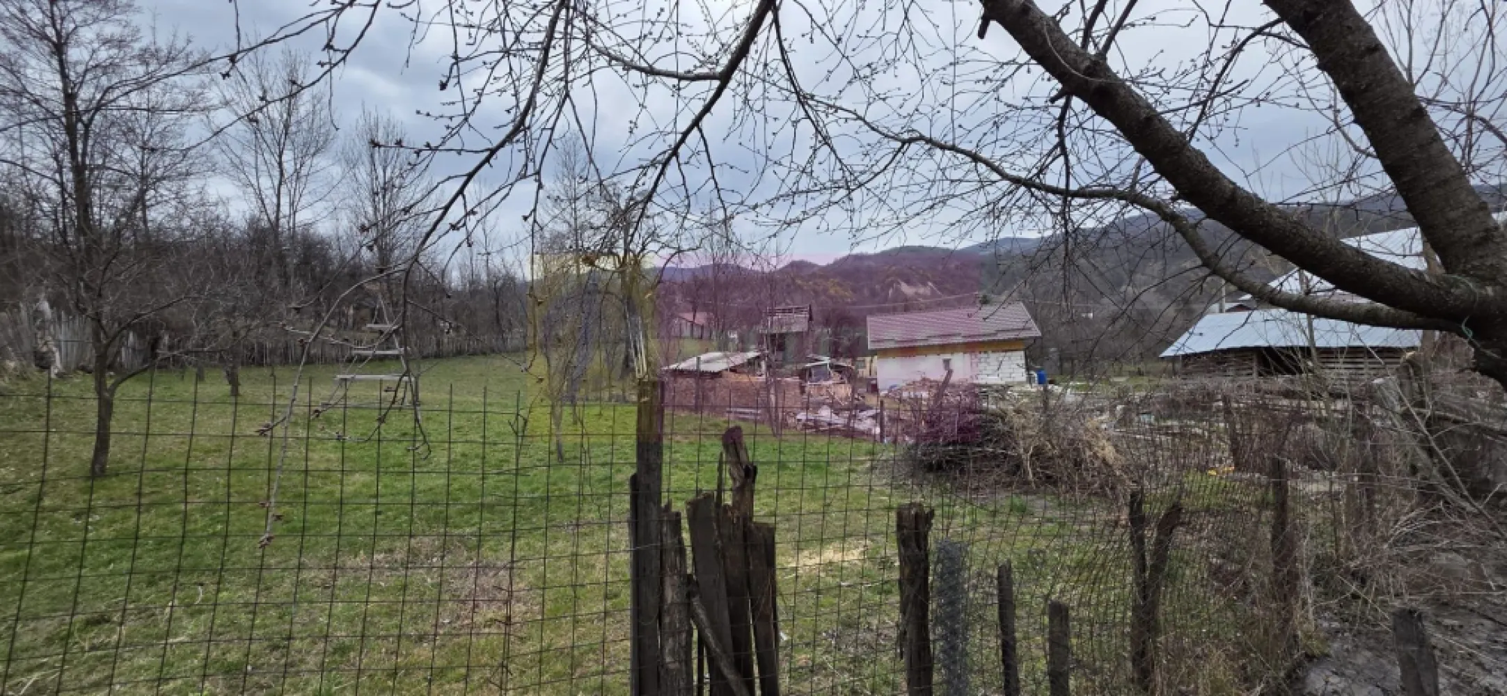 Teren intravilan 800 mp de vanzare in Lunca Mare - Teren intravilan 800 mp – Lunca Mare, Prahova | Ideal pentru construcție rezidențială

Agenția imobiliară Mervani vă propune spre vânzare un teren intravilan situat în Lunca Mare, într-o zonă liniștită și apreciată, aproape de Păstrăvăria Doftana.

Terenul este amplasat între alte proprietăți construite, fiind potrivit pentru dezvoltare rezidențială sau casă de vacanță.

Detalii teren:
suprafață: 800 mp
formă în L
 teren în pantă, cu potențial pentru proiecte interesante

Utilități:
energie electrică și apă la limita proprietății

Acces:
drum asfaltat
Datorită poziționării și vecinătăților, terenul este ideal pentru:
 locuință permanentă
casă de vacanță
investiție rezidențială

 Pentru detalii și vizionări: 0729 935 536
 Ofertă listată de Mervani