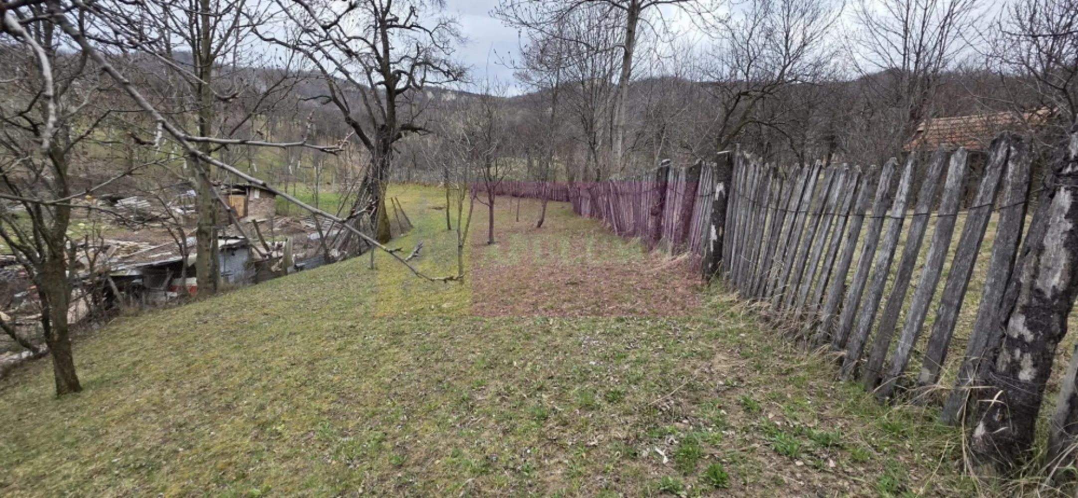 Teren intravilan 800 mp de vanzare in Lunca Mare - Teren intravilan 800 mp – Lunca Mare, Prahova | Ideal pentru construcție rezidențială

Agenția imobiliară Mervani vă propune spre vânzare un teren intravilan situat în Lunca Mare, într-o zonă liniștită și apreciată, aproape de Păstrăvăria Doftana.

Terenul este amplasat între alte proprietăți construite, fiind potrivit pentru dezvoltare rezidențială sau casă de vacanță.

Detalii teren:
suprafață: 800 mp
formă în L
 teren în pantă, cu potențial pentru proiecte interesante

Utilități:
energie electrică și apă la limita proprietății

Acces:
drum asfaltat
Datorită poziționării și vecinătăților, terenul este ideal pentru:
 locuință permanentă
casă de vacanță
investiție rezidențială

 Pentru detalii și vizionări: 0729 935 536
 Ofertă listată de Mervani