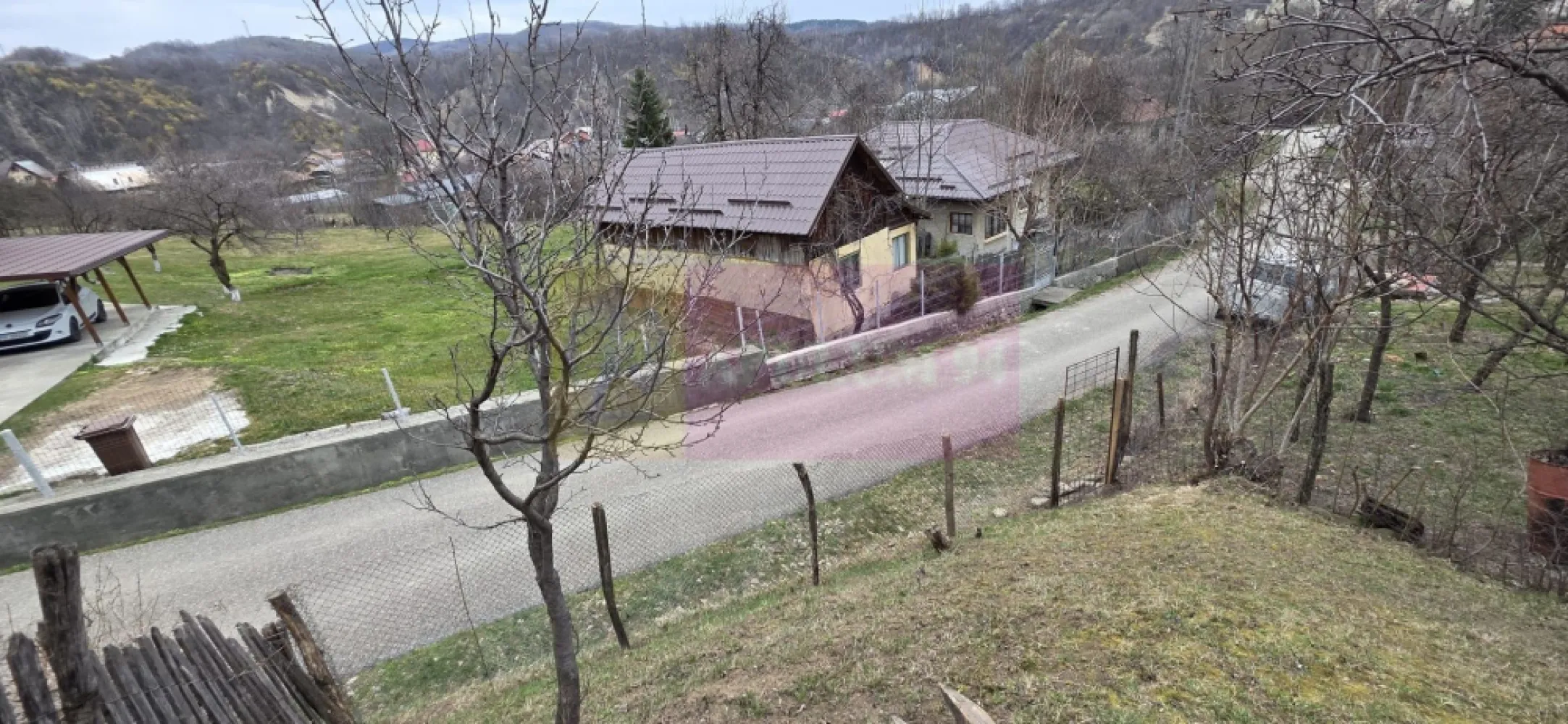 Teren intravilan 800 mp de vanzare in Lunca Mare - Teren intravilan 800 mp – Lunca Mare, Prahova | Ideal pentru construcție rezidențială

Agenția imobiliară Mervani vă propune spre vânzare un teren intravilan situat în Lunca Mare, într-o zonă liniștită și apreciată, aproape de Păstrăvăria Doftana.

Terenul este amplasat între alte proprietăți construite, fiind potrivit pentru dezvoltare rezidențială sau casă de vacanță.

Detalii teren:
suprafață: 800 mp
formă în L
 teren în pantă, cu potențial pentru proiecte interesante

Utilități:
energie electrică și apă la limita proprietății

Acces:
drum asfaltat
Datorită poziționării și vecinătăților, terenul este ideal pentru:
 locuință permanentă
casă de vacanță
investiție rezidențială

 Pentru detalii și vizionări: 0729 935 536
 Ofertă listată de Mervani