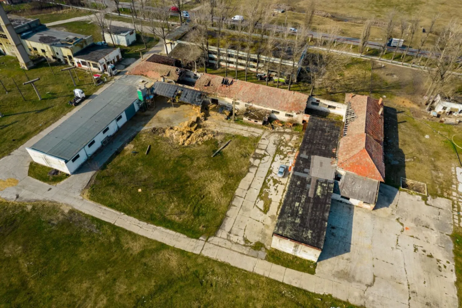 Teren industrial 42 ha Vama Nadlac - Agenția imobiliară ACASĂ vă oferă un teren cu acces la Autostrada A1, poziționat între cele două vămi din Nădlac.

Suprafață teren: 411,749 mp

Terenul se pretează pentru:
Parc industrial
Parc logistic - activități de logistică
Parcare TIR, etc 

Pe proprietate se află constructii în suprafață de aproximativ 3000 mp. (de demolat)
Terenul dispune de toate utilitățile. (Apa, Gaz, Curent, Calalizare)
Pe teren exista două posturi de transformare fiecare de 400 kVA.

Pentru detalii apelați 0721356746 Florin Moș